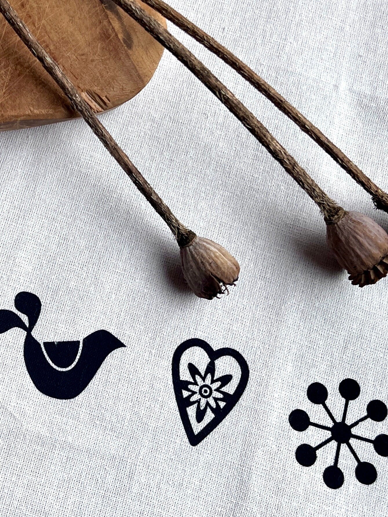 Geschirrtuch / Tischläufer mit skandinavischen Motiven, Dala-Pferdchen, Halbleinen, Siebdruck, handbedruckt, Geschenk Pferdeliebhaber