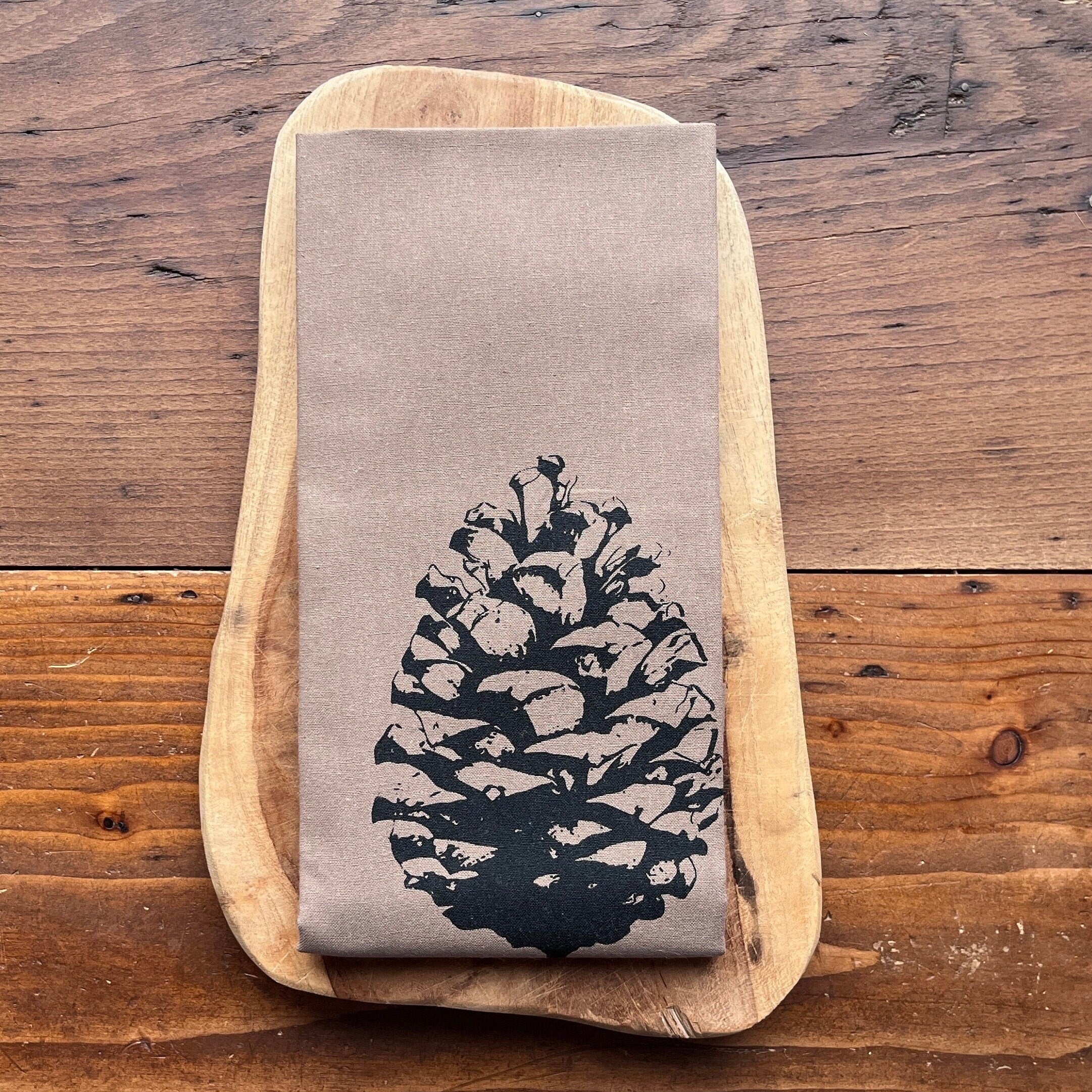 Bedrucktes Geschirrtuch "Pinien-Zapfen", schwarz / beige, Küchen-Deko, Küchentuch Baumwolle, Siebdruck, Herbst Dekoration Küche