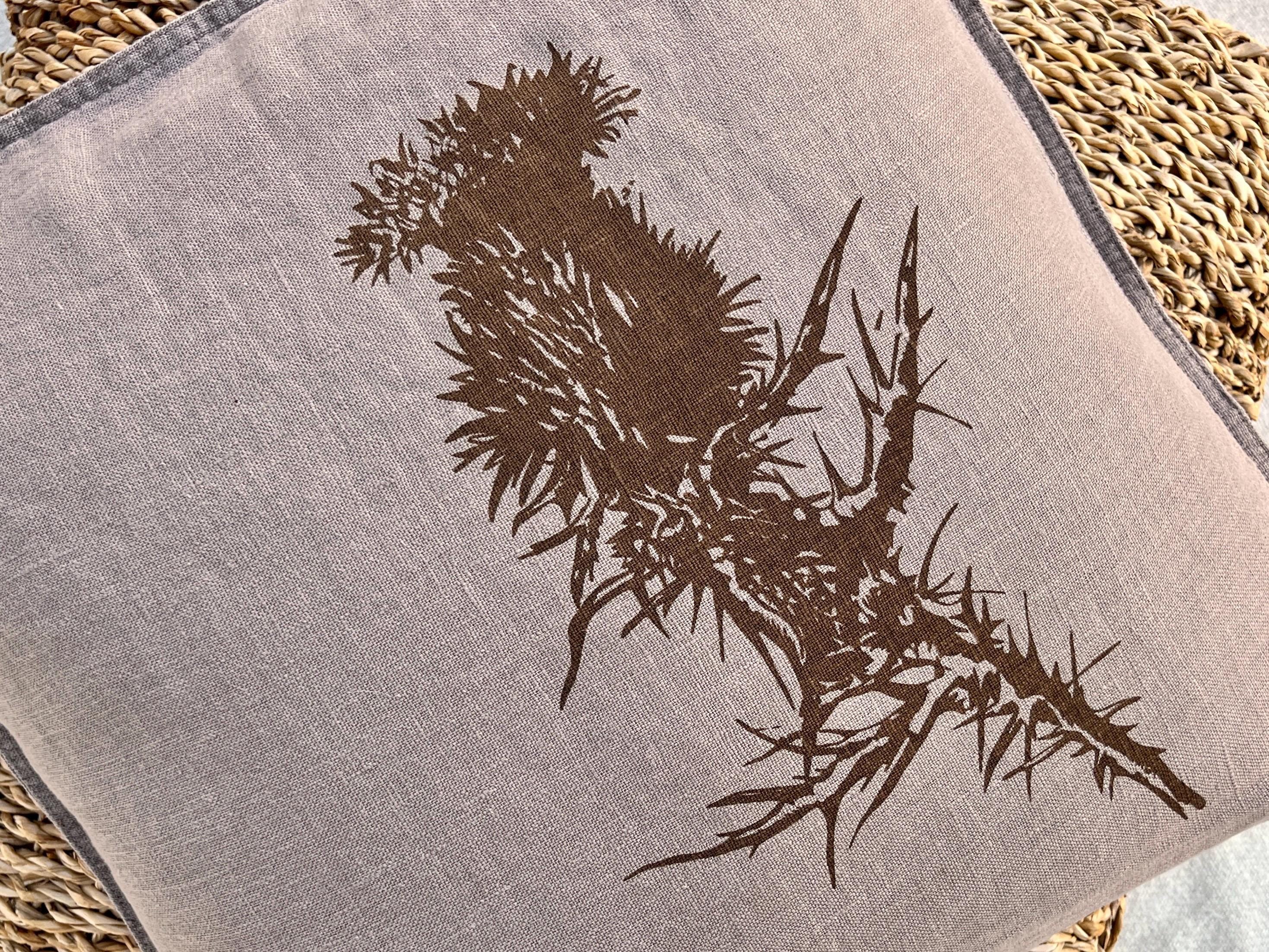 Leinen-Kissenbezug handbedruckt mit Motiv Distel, Farbe taupe, Siebdruck Handarbeit, naturinspiriertes Dekokissen, Geschenk Natur-Liebhaber