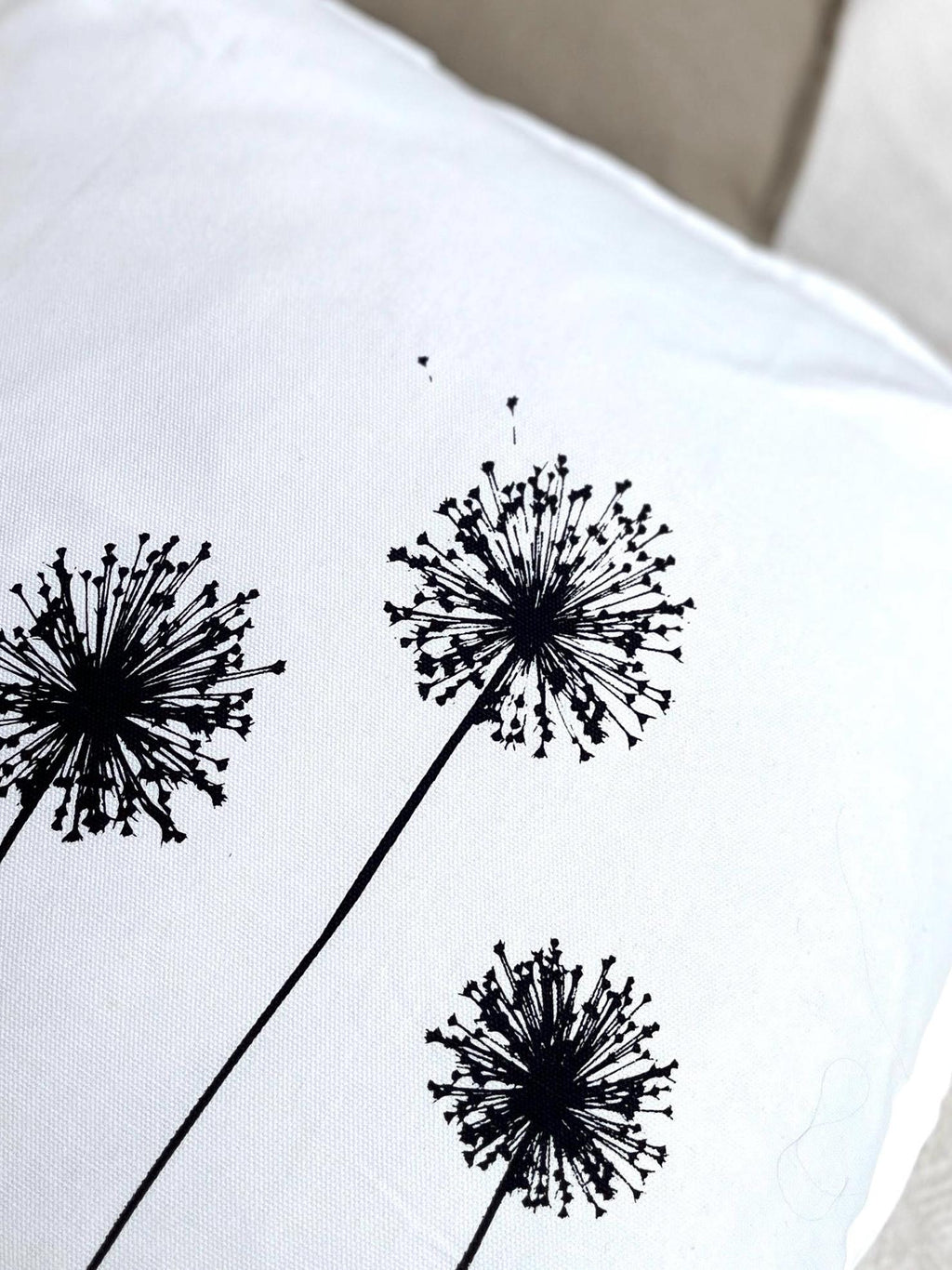 Kissenbezug Baumwolle handbedruckt mit Allium-Motiv, Siebdruck Handarbeit, minimalistisch modernes Kissen, Frühlingsdeko für Wohnzimmer