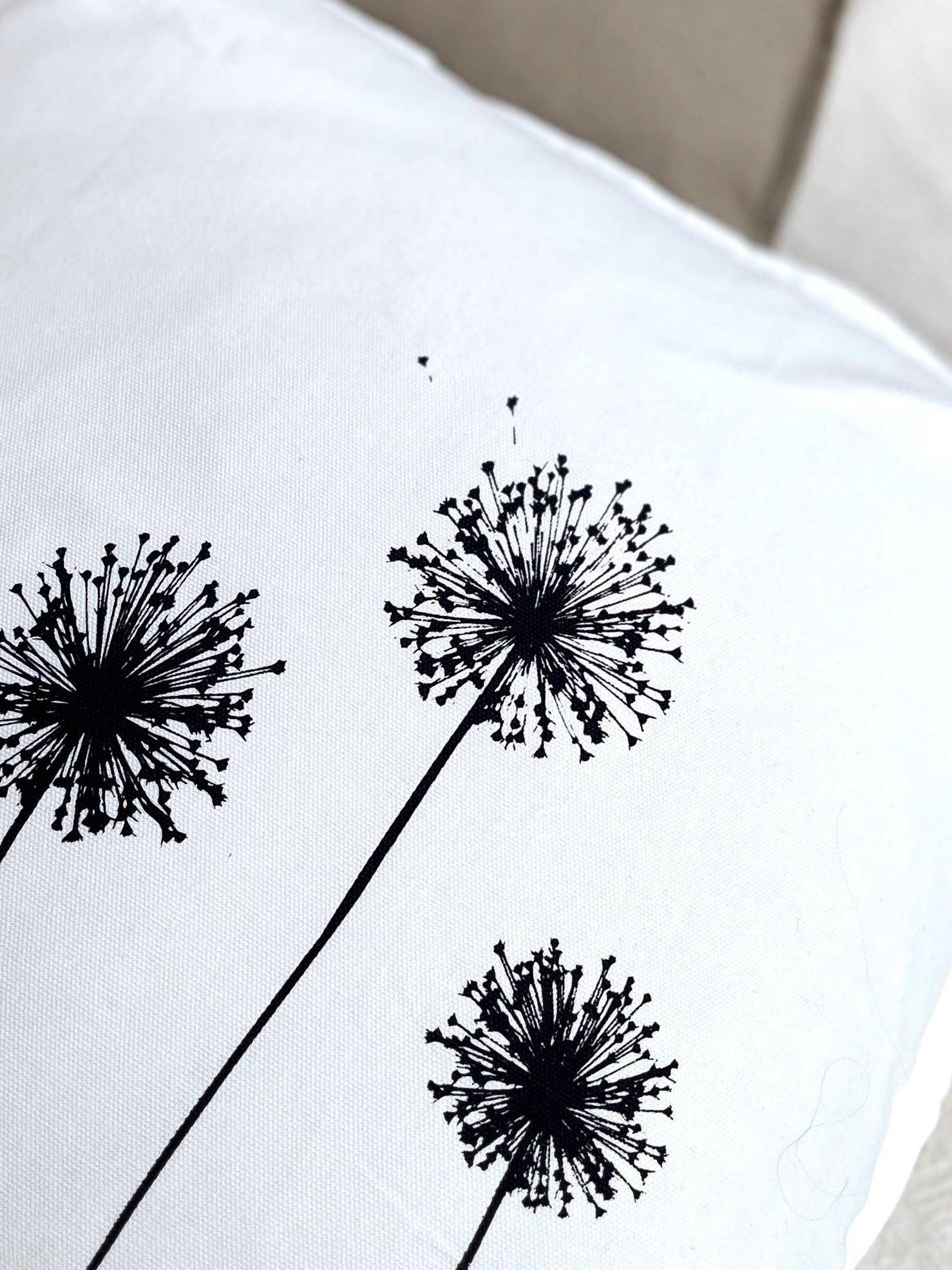Kissenbezug Baumwolle handbedruckt mit Allium-Motiv, Siebdruck Handarbeit, minimalistisch modernes Kissen, Frühlingsdeko für Wohnzimmer