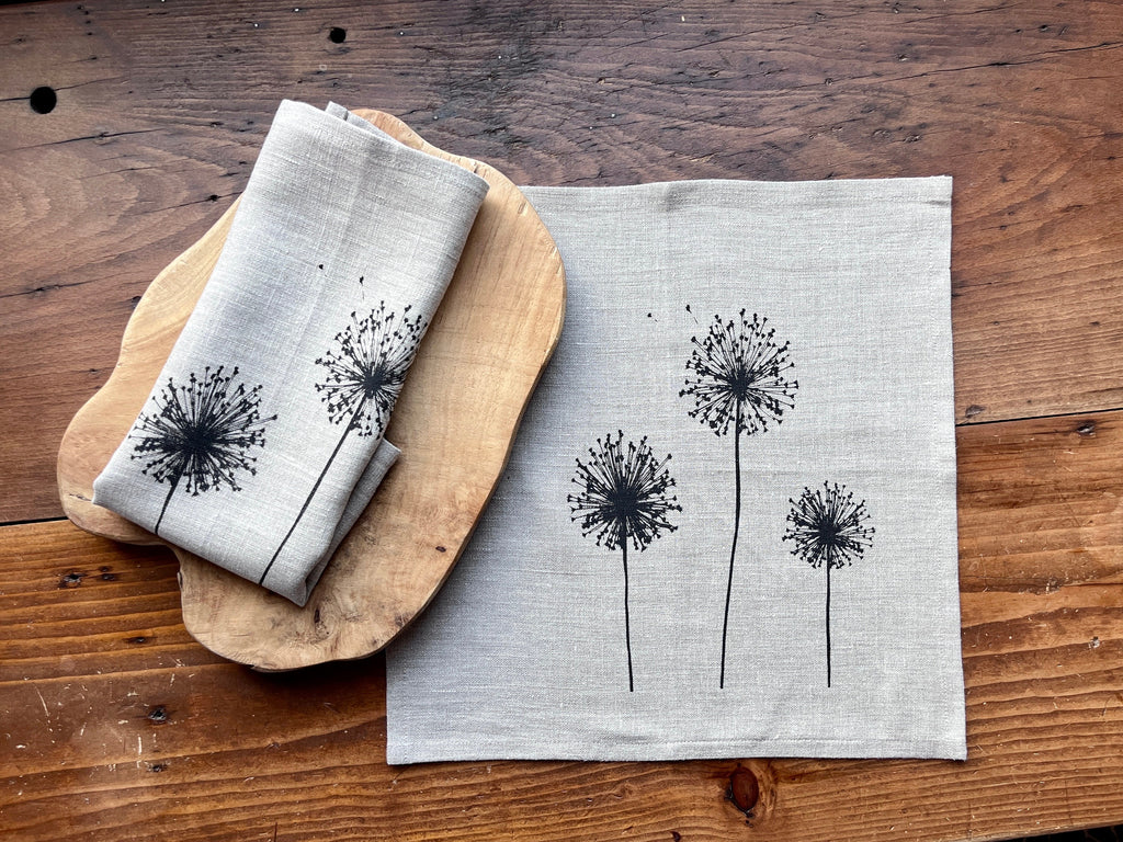 2 Leinen Stoff-Servietten mit Allium-/ Pusteblumen-Motiv handbedruckt, natürliche Tischdeko Leinen, Siebdruck, skandinavischer Wohnstil