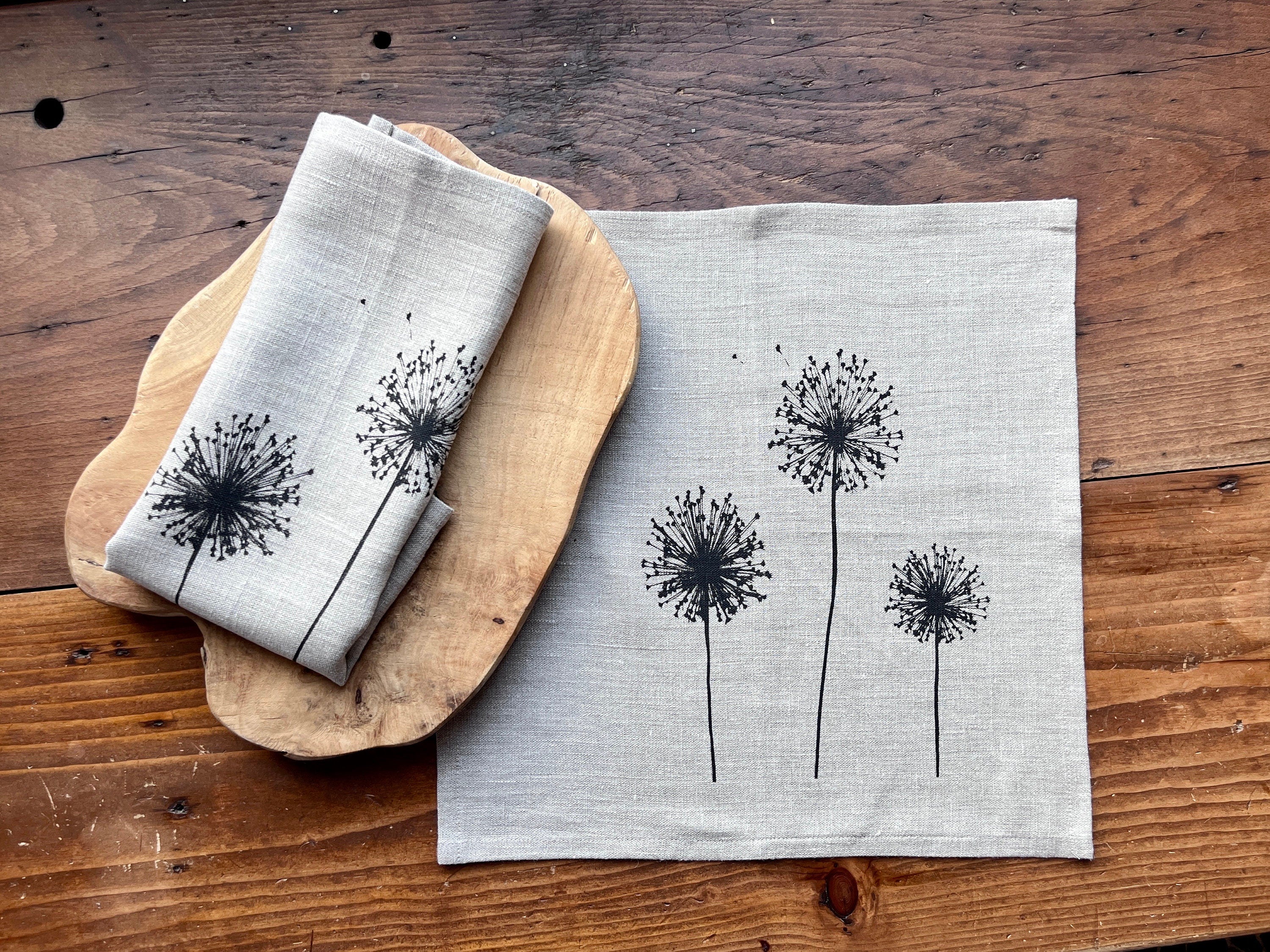 2 Leinen Stoff-Servietten mit Allium-/ Pusteblumen-Motiv handbedruckt, natürliche Tischdeko Leinen, Siebdruck, skandinavischer Wohnstil