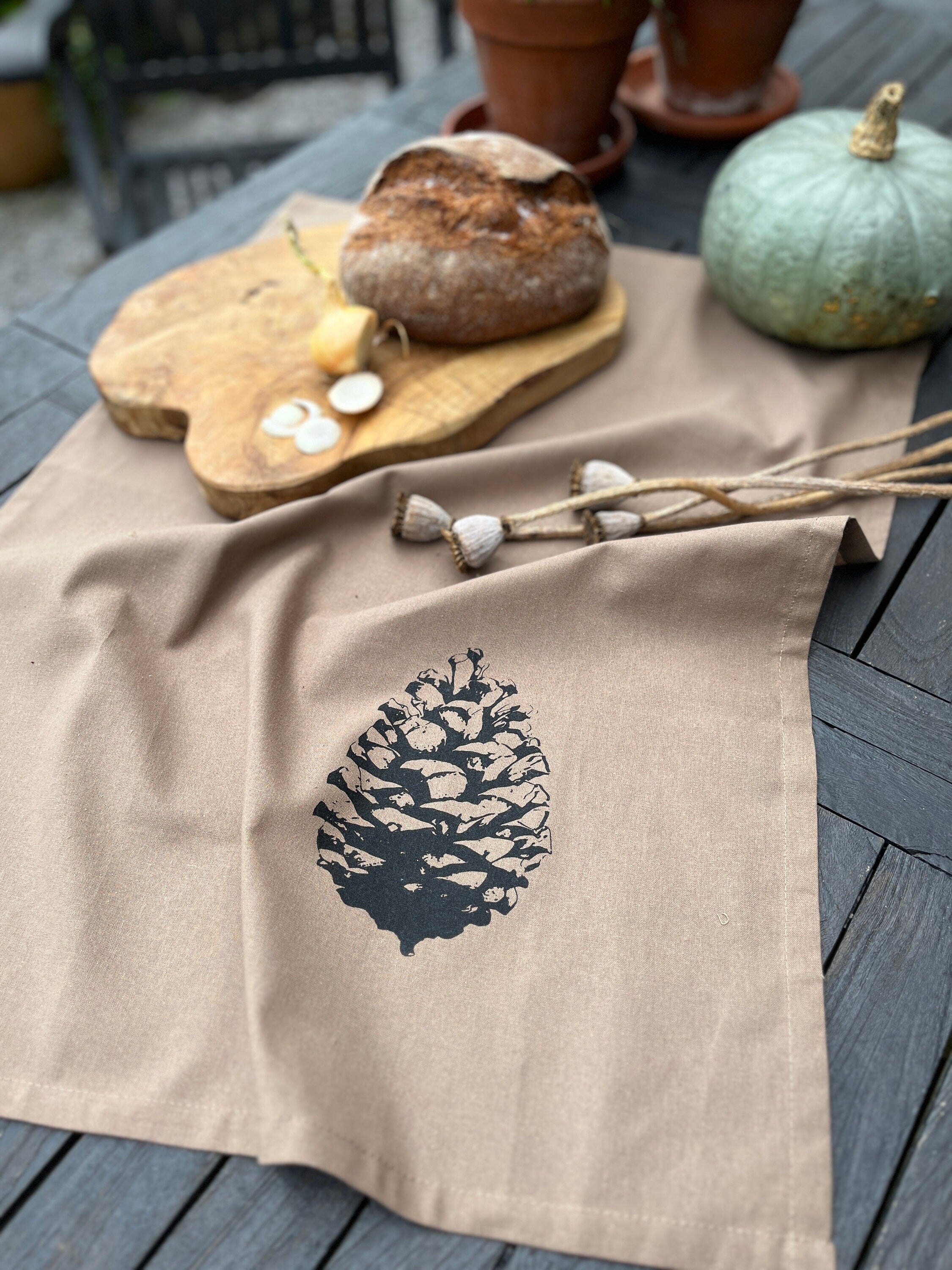 Bedrucktes Geschirrtuch "Pinien-Zapfen", schwarz / beige, Küchen-Deko, Küchentuch Baumwolle, Siebdruck, Herbst Dekoration Küche