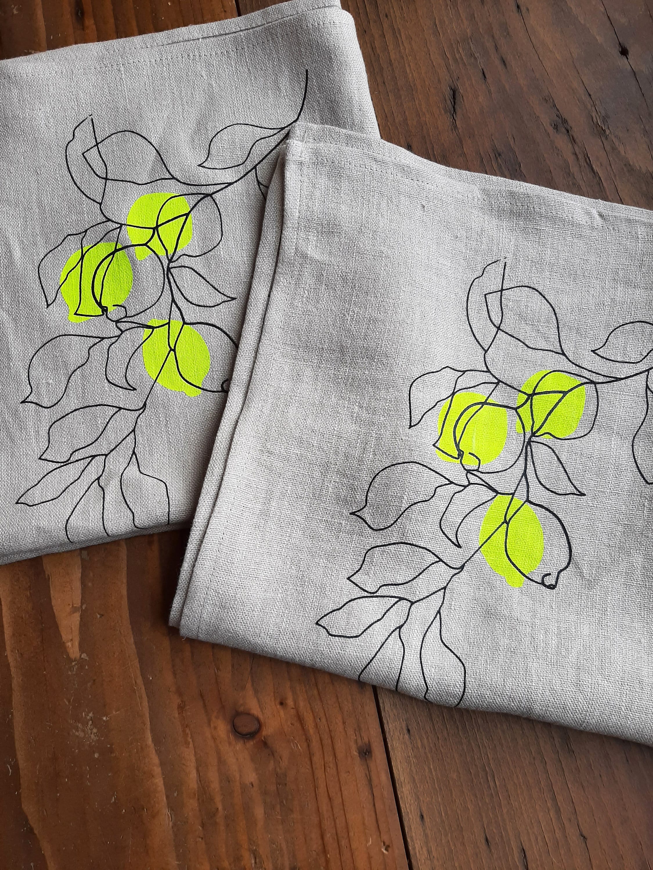 Handbedruckter Leinen-Tischläufer Natur | Zitronen-Motiv in Schwarz & Neongelb | Sommerdeko | Siebdruck | Mediterraner Stil