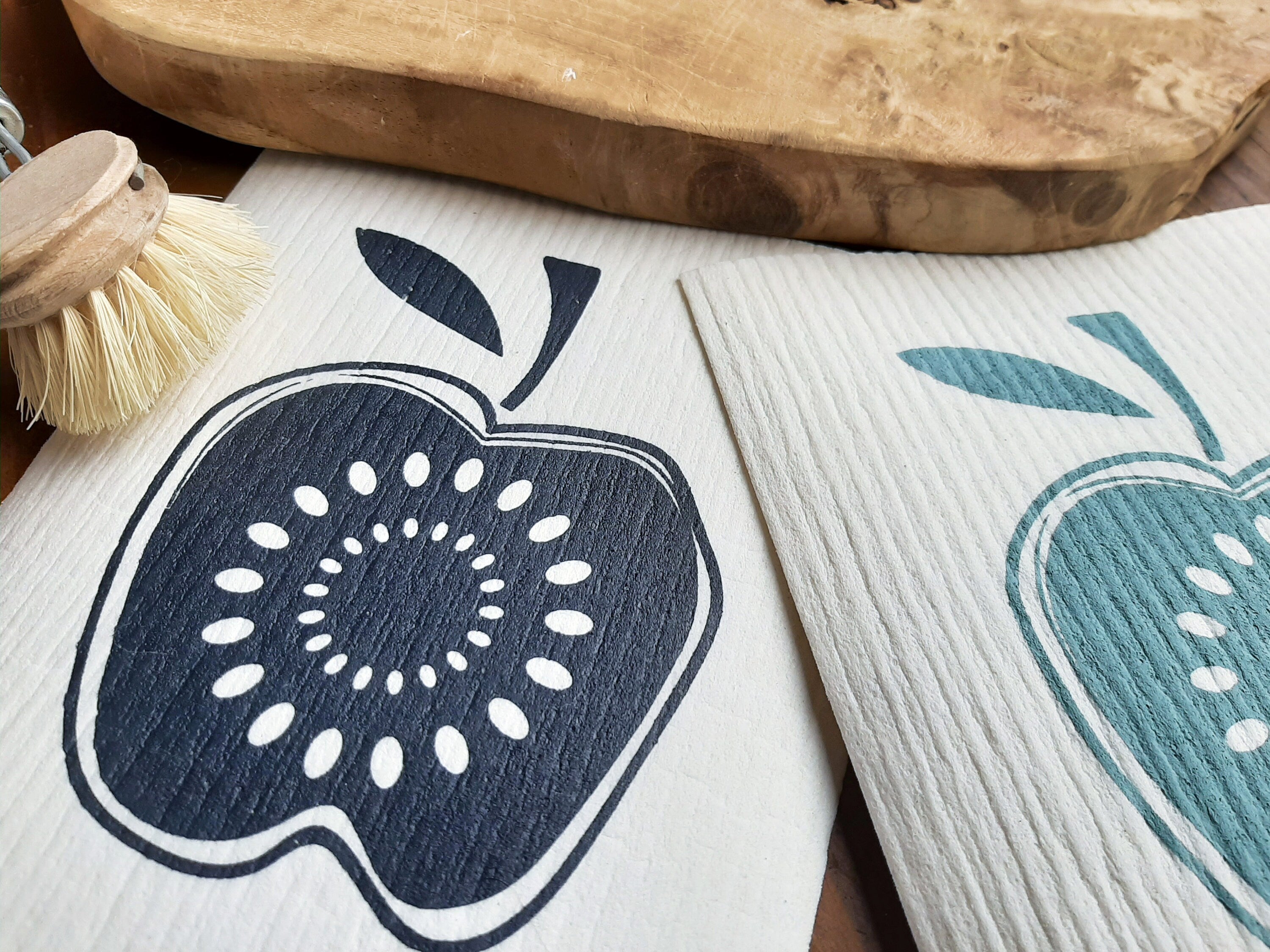 2er Set nachhaltige Schwammtücher mit Apfel-Motiv, blau / weiß, Siebdruck manuell, 70iger Jahre, waschbares Schwammtuch vegan, Retro