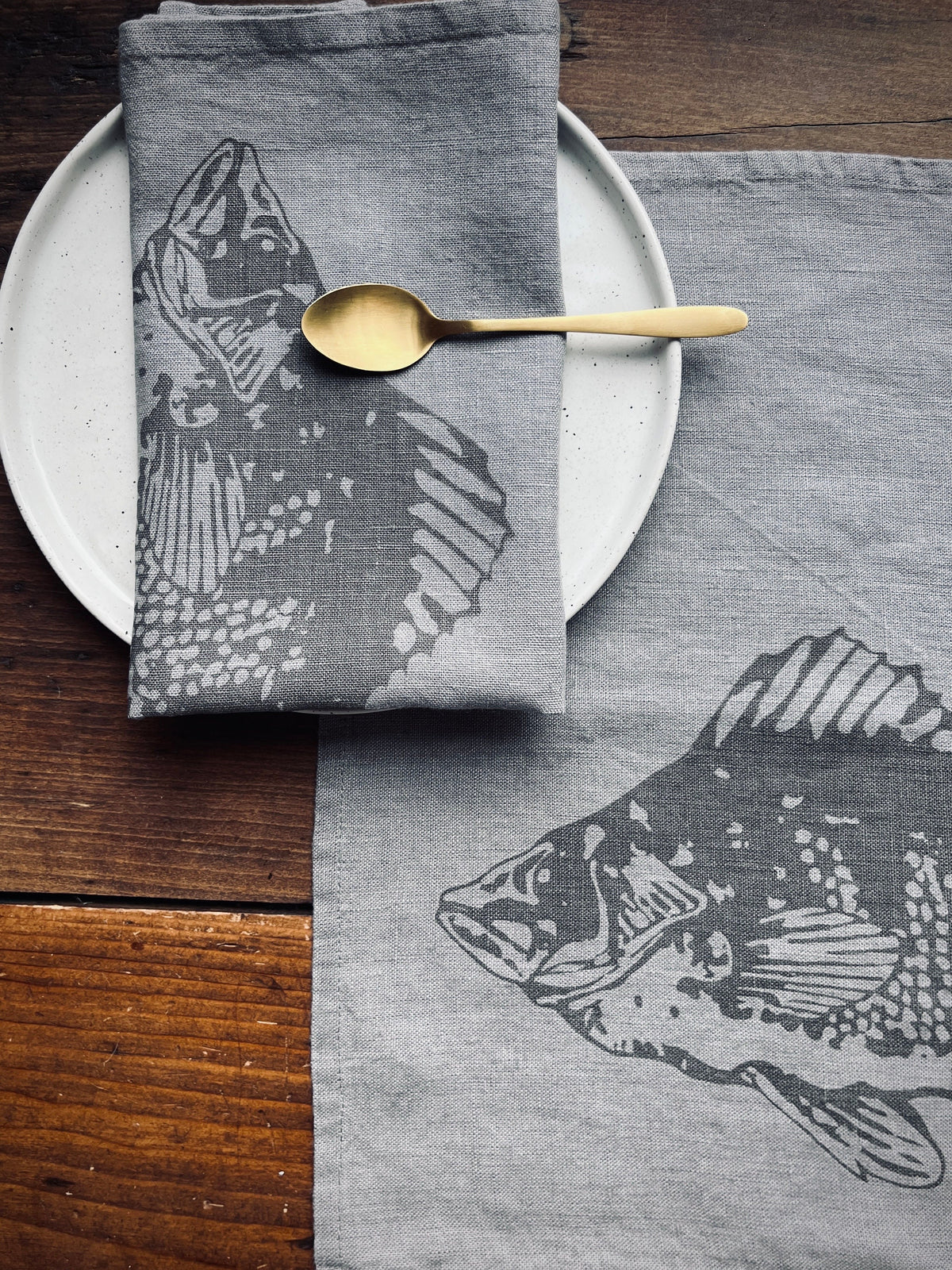 2er Set Leinen-Tischsets in grau mit Fisch-Motiv, Siebdruck Unikat, Wohn-Deko Esstisch, skandinavisch, maritime Wohndekoration