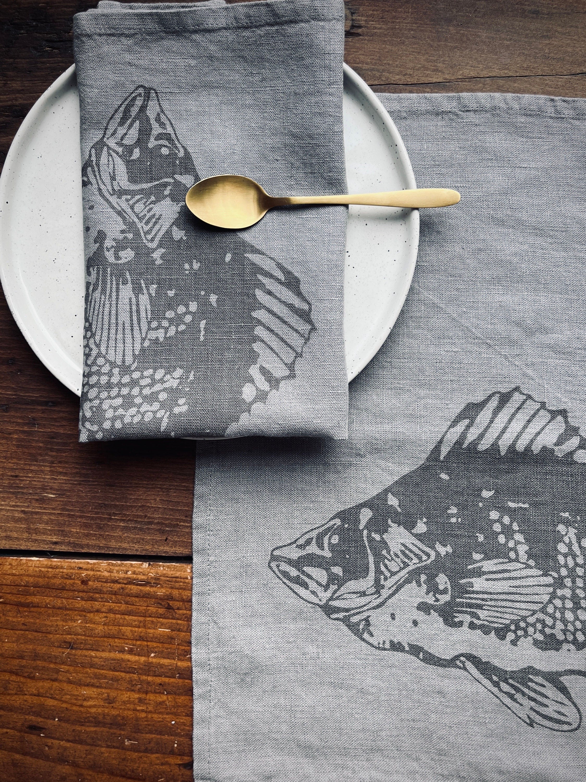 2er Set Leinen-Tischsets in grau mit Fisch-Motiv, Siebdruck Unikat, Wohn-Deko Esstisch, skandinavisch, maritime Wohndekoration
