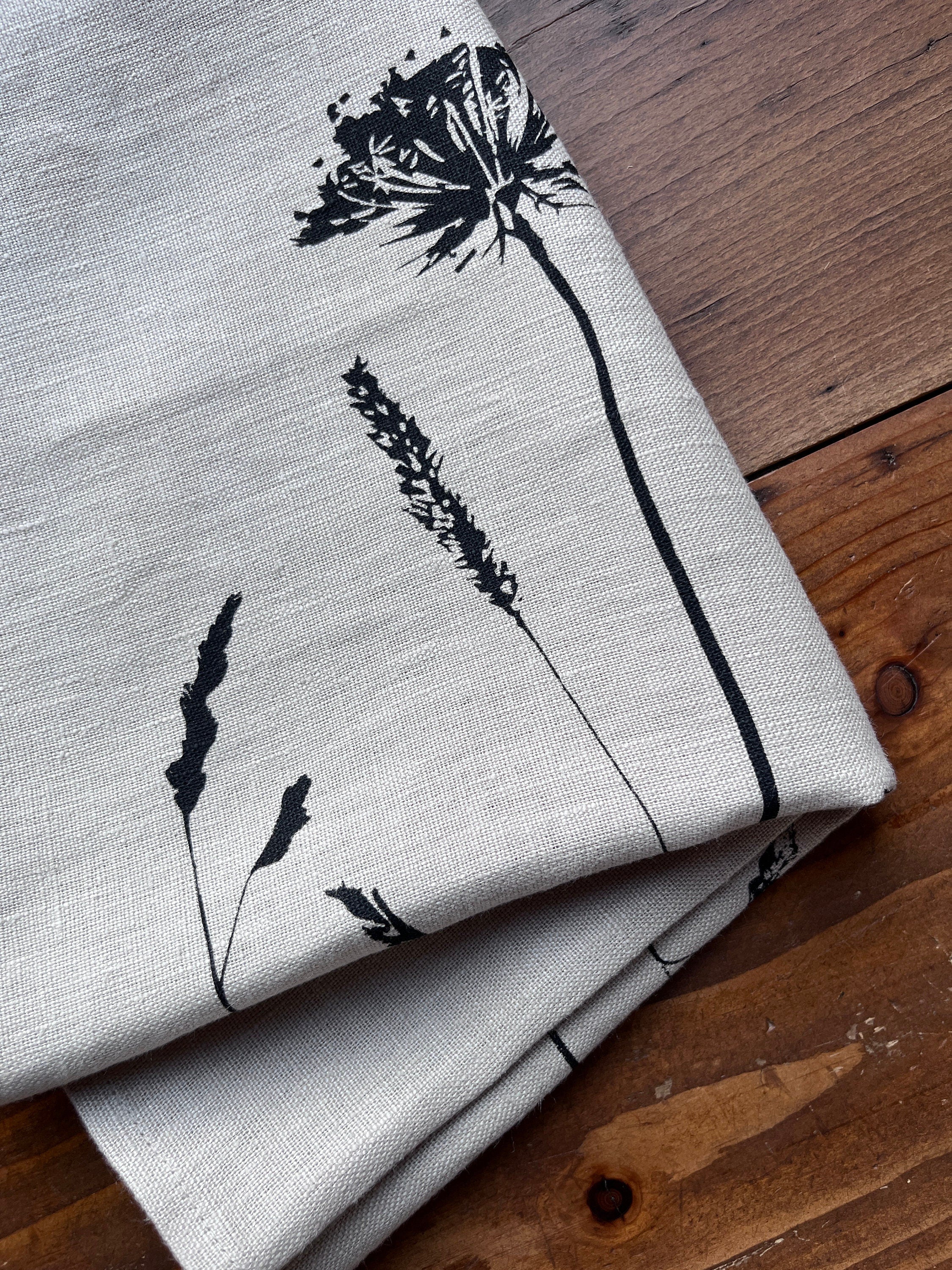 Handbedruckter Leinen Tischläufer mit botanischem Motiv - Handgemachte Frühlingsdeko für den Esstisch / Hochzeit - Boho & Skandi Stil