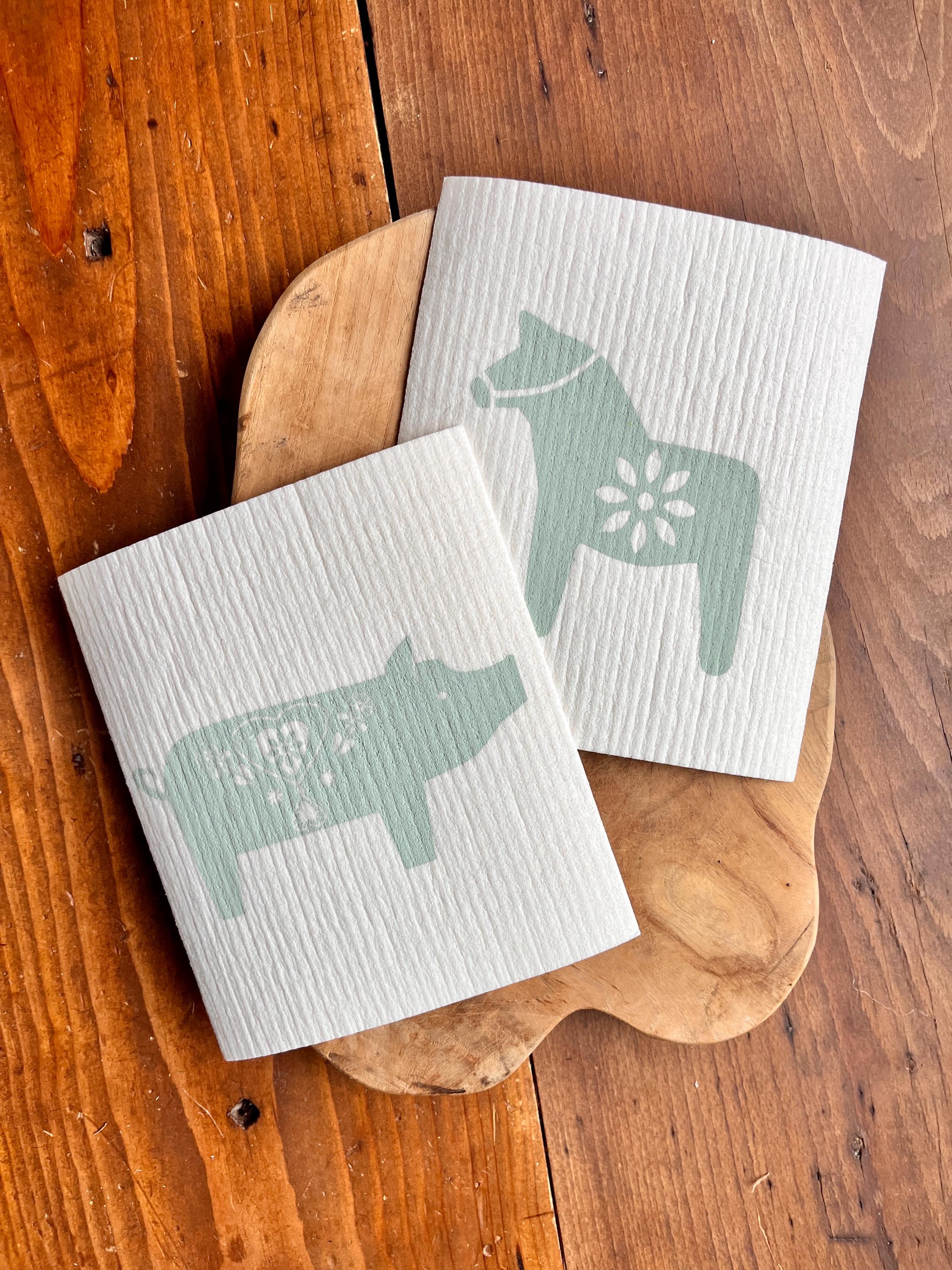 2er Set nachhaltige Schwammtücher mit Dala-Pferd und Schweinchen, skandinavisches Design, vegan, Spültuch waschbar, Siebdruck manuell