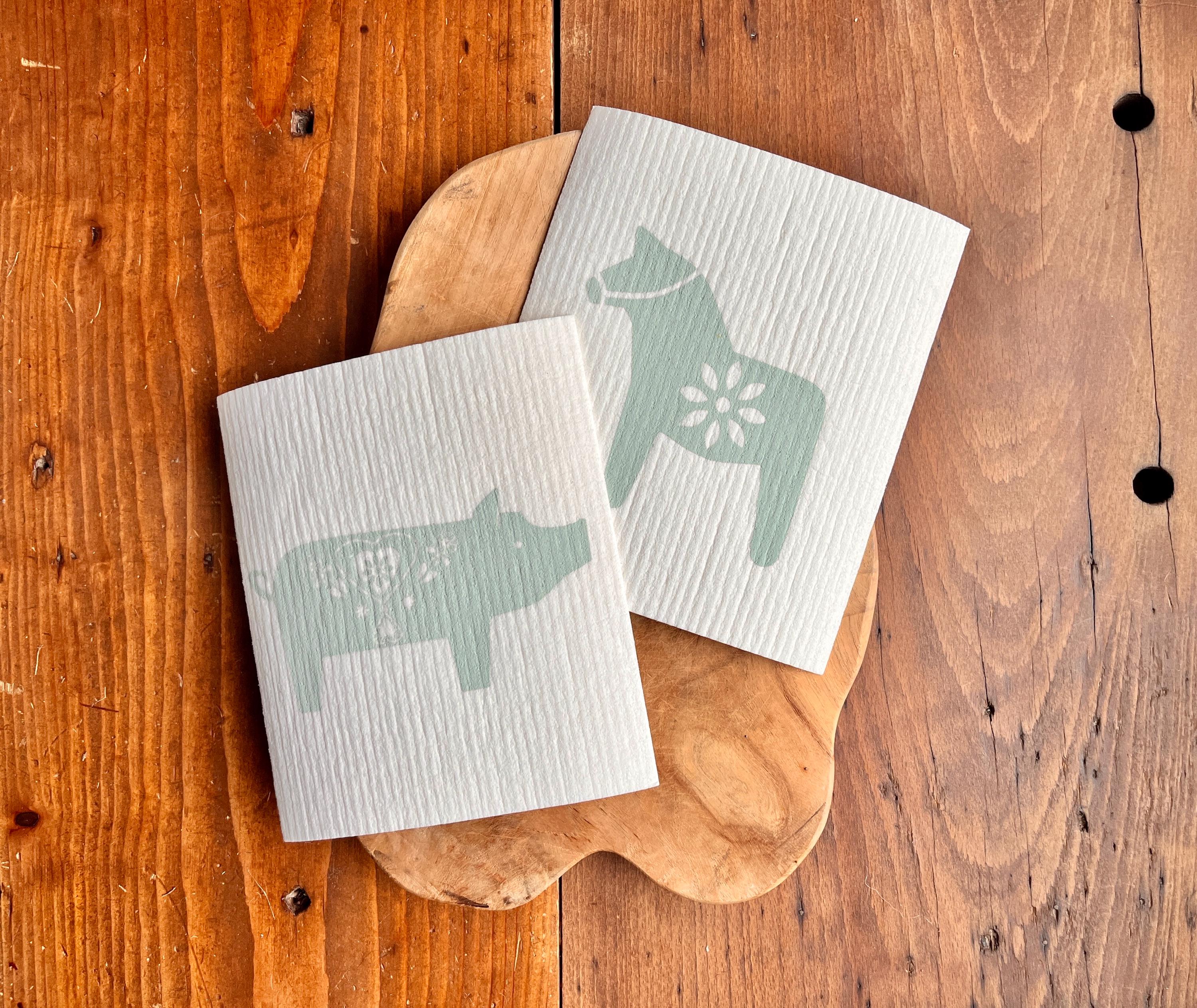 2er Set nachhaltige Schwammtücher mit Dala-Pferd und Schweinchen, skandinavisches Design, vegan, Spültuch waschbar, Siebdruck manuell