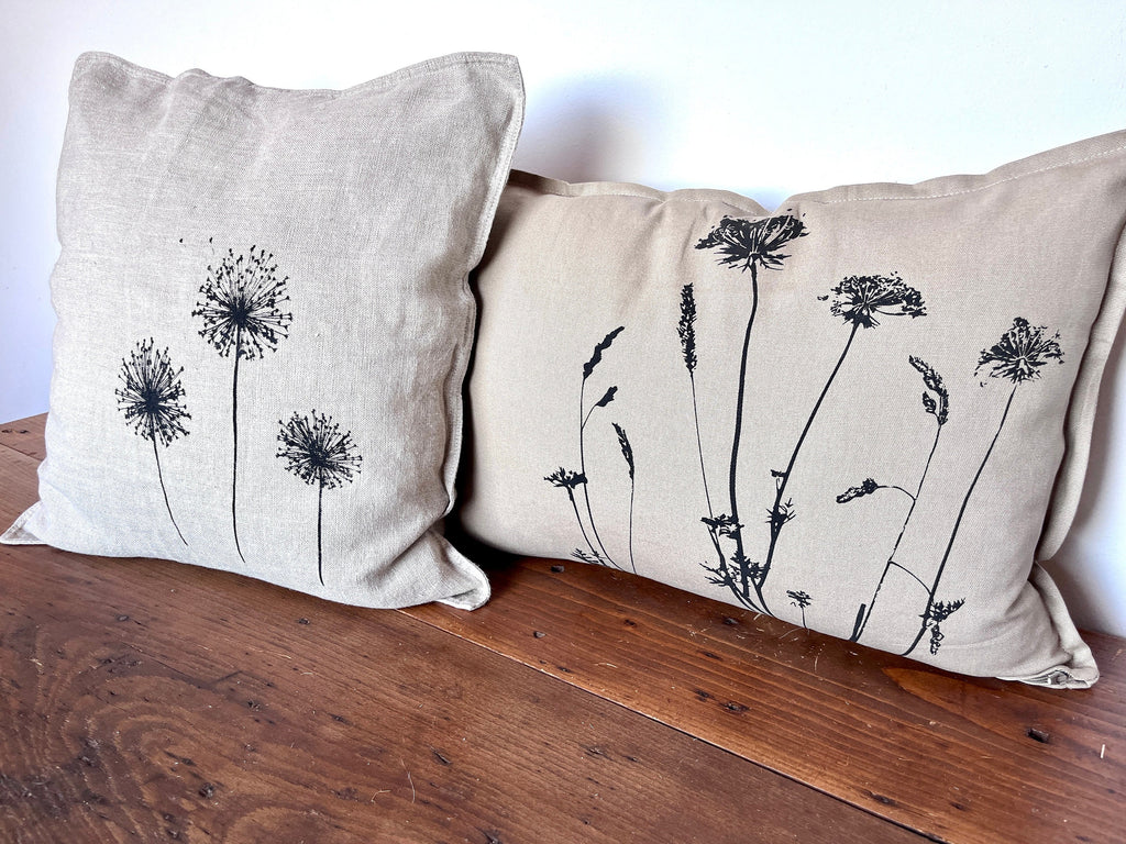 Edler Leinen-Kissenbezug natur handbedruckt mit schwarzem Allium-Motiv, Siebdruck Unikat mit zeitlosem minimalistischen Blumen-Design
