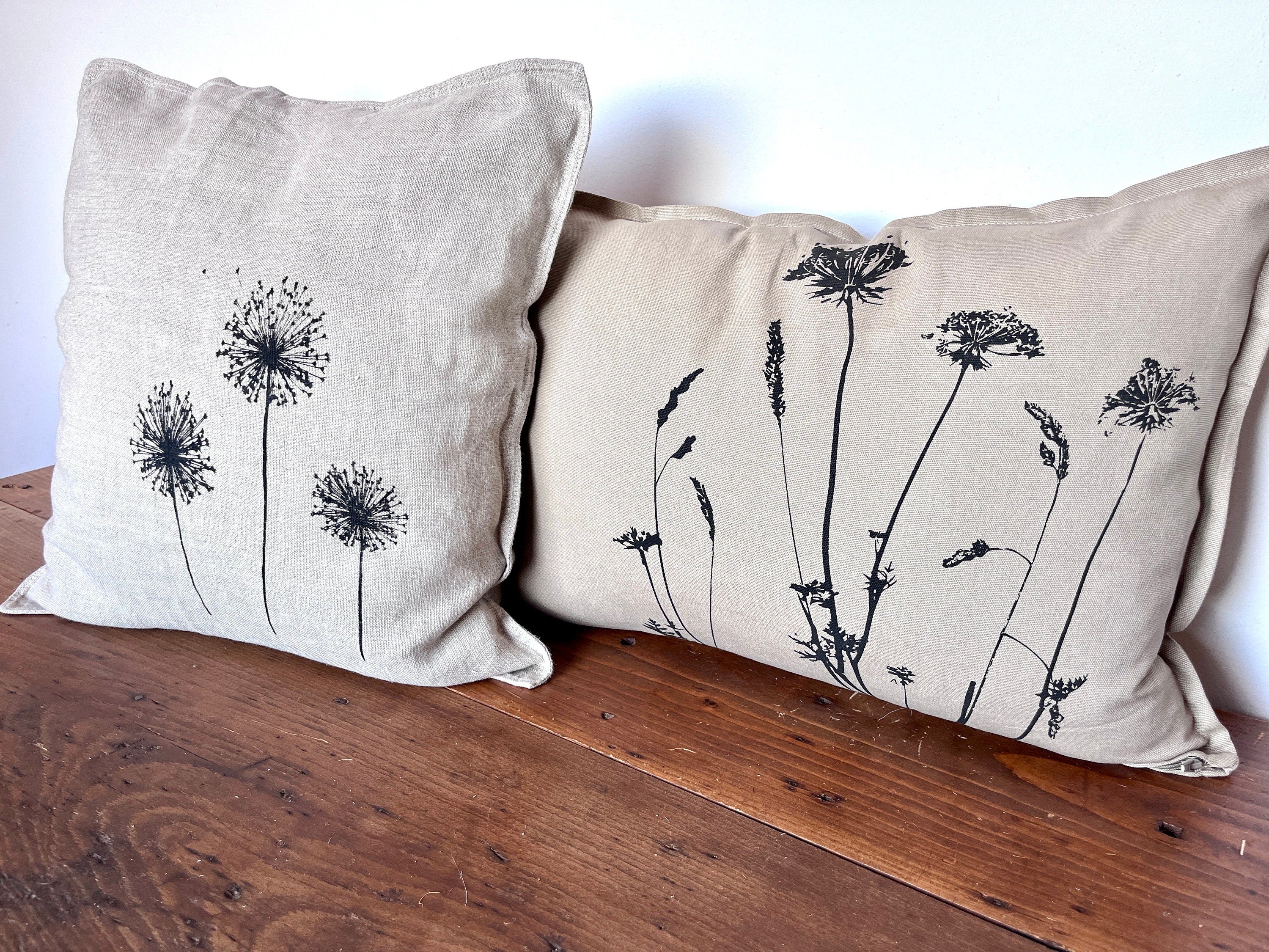 Edler Leinen-Kissenbezug natur handbedruckt mit schwarzem Allium-Motiv, Siebdruck Unikat mit zeitlosem minimalistischen Blumen-Design