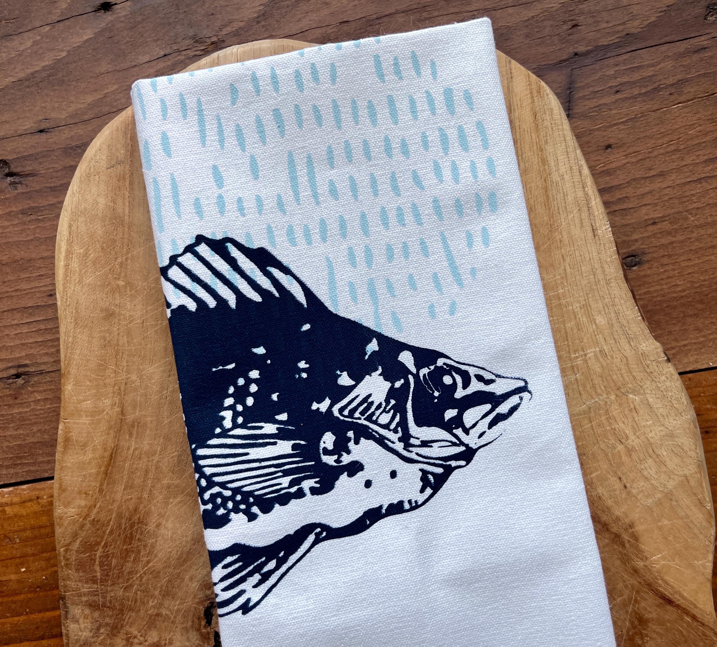 Bedrucktes weißes Geschirrtuch mit Fisch-Motiv, blau/salbei, Halbleinen, Siebdruck, Landhausstil, Tischläufer maritim, Tischdecke