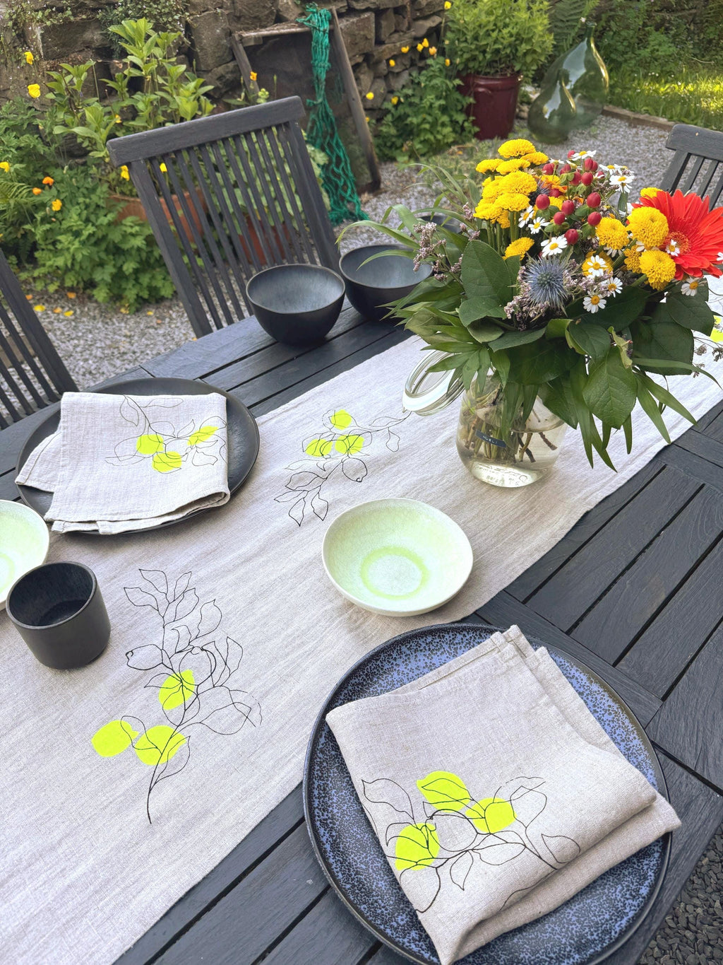 Handbedruckter Leinen-Tischläufer Natur | Zitronen-Motiv in Schwarz & Neongelb | Sommerdeko | Siebdruck | Mediterraner Stil