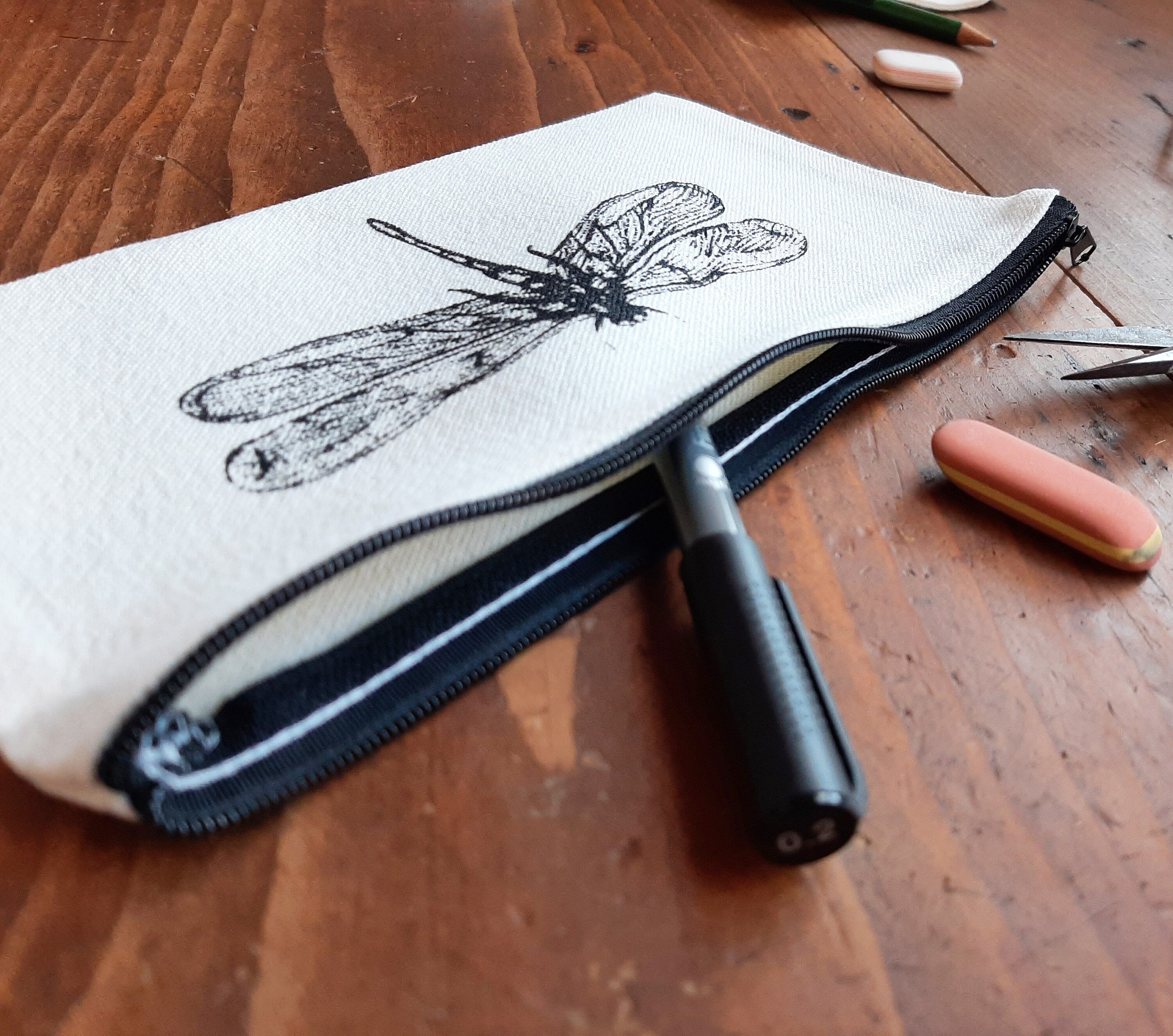 Bedrucktes Stifte-Mäppchen, Kosmetik-Täschchen in natur-weiß mit schwarzem Libellen-Motiv, Siebdruck