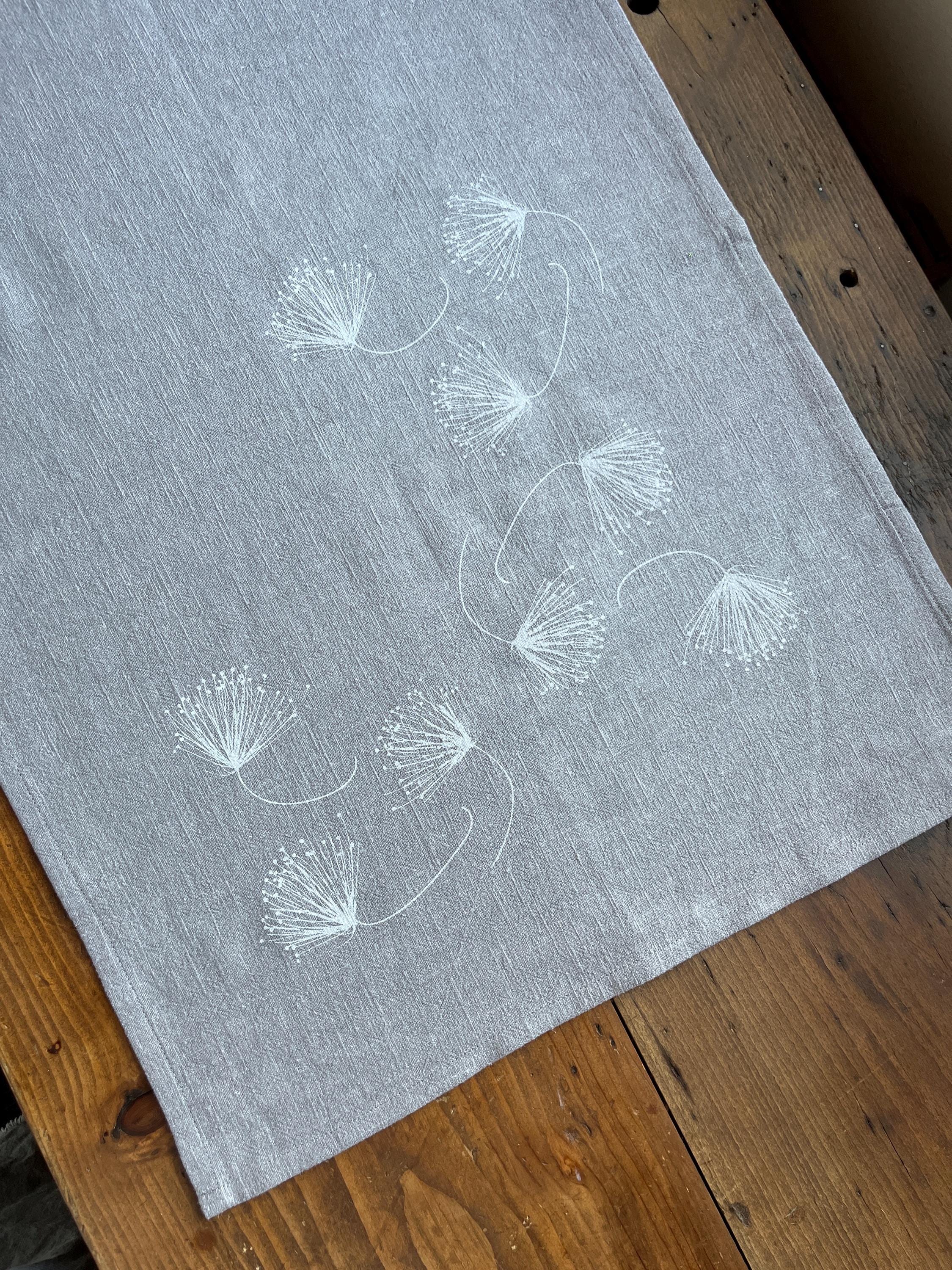 Handbedrucktes Leinen-Geschirrtuch mit zarten stilisierten Blüten, Siebdruck Handarbeit, Frühlingsdeko für die Küche