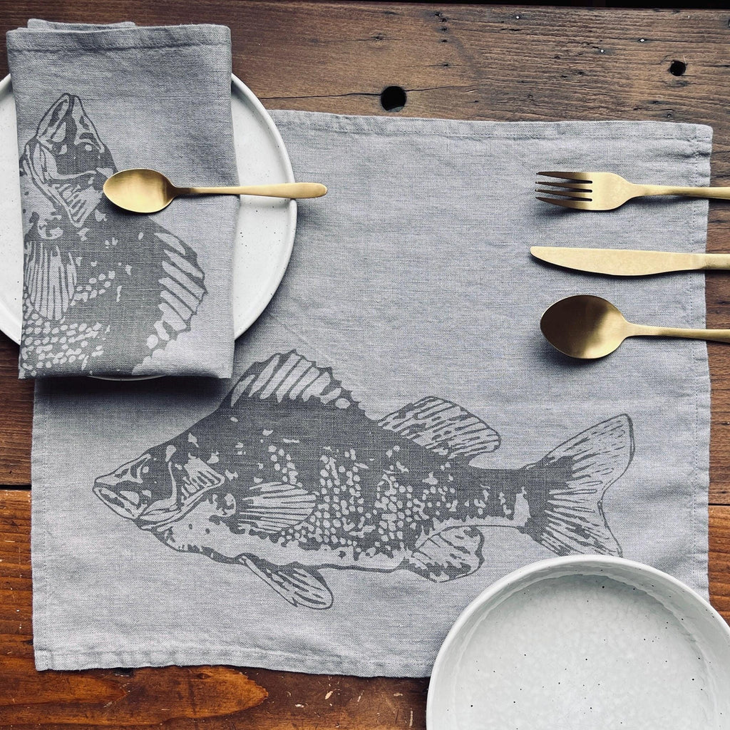 2er Set Leinen-Tischsets in grau mit Fisch-Motiv, Siebdruck Unikat, Wohn-Deko Esstisch, skandinavisch, maritime Wohndekoration