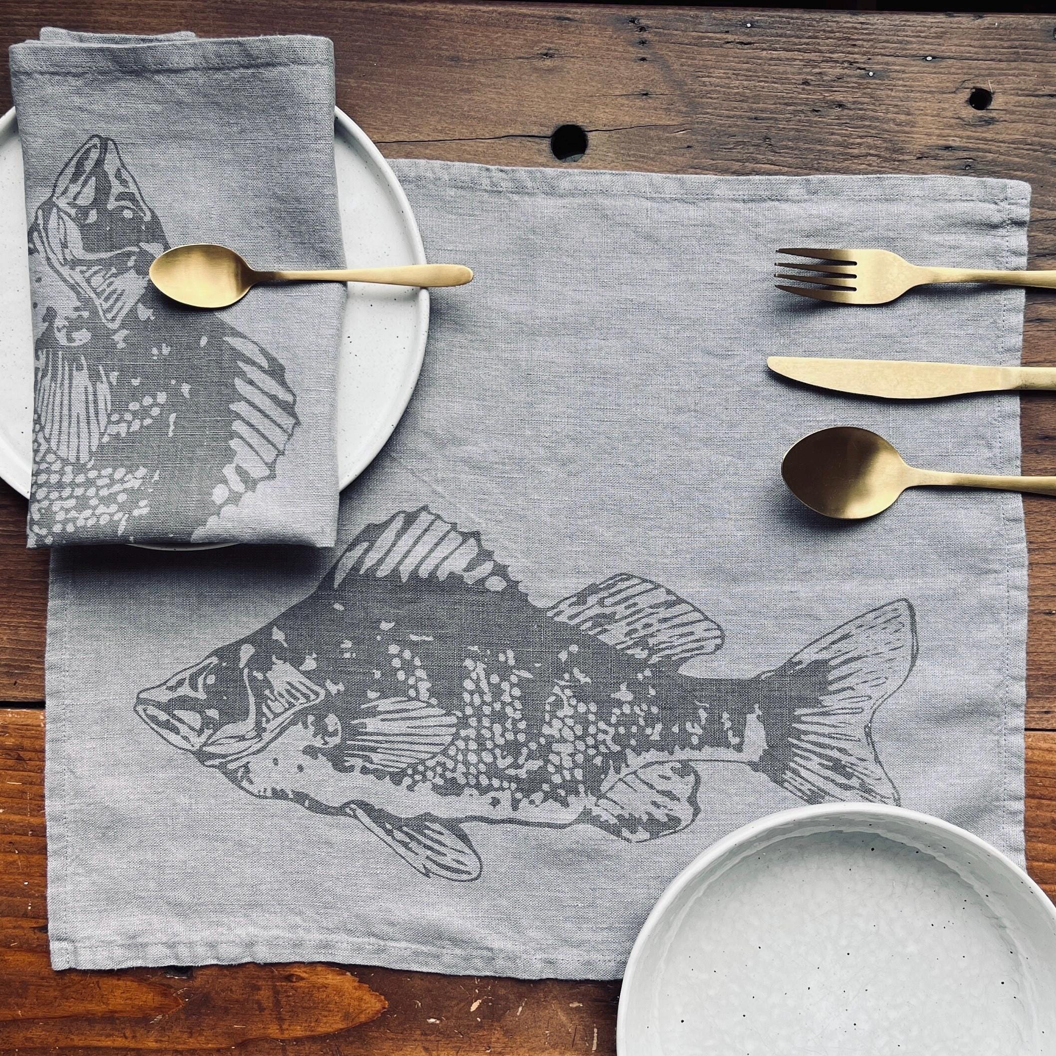 2er Set Leinen-Tischsets in grau mit Fisch-Motiv, Siebdruck Unikat, Wohn-Deko Esstisch, skandinavisch, maritime Wohndekoration