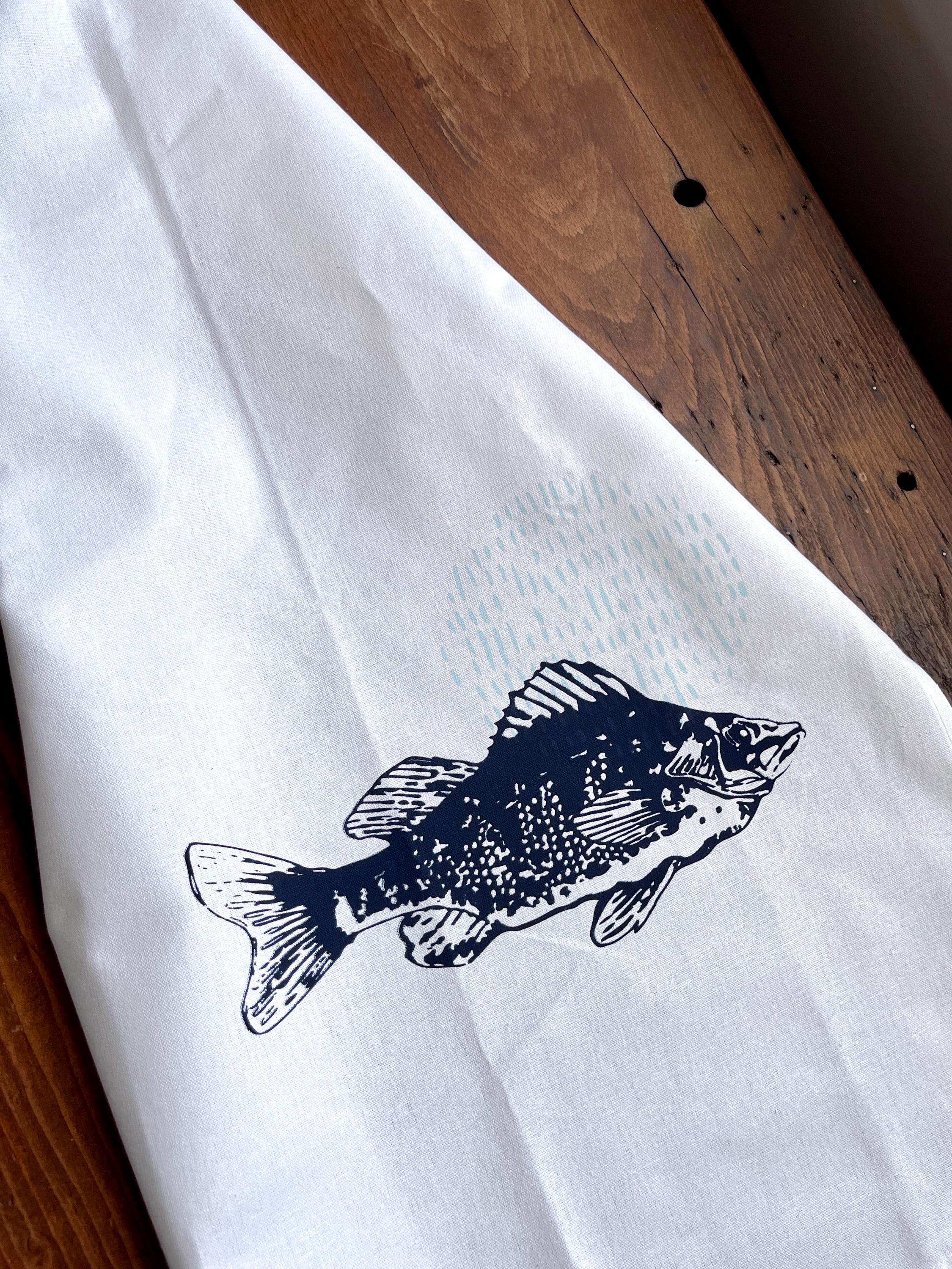 Bedrucktes weißes Geschirrtuch mit Fisch-Motiv, blau/salbei, Halbleinen, Siebdruck, Landhausstil, Tischläufer maritim, Tischdecke