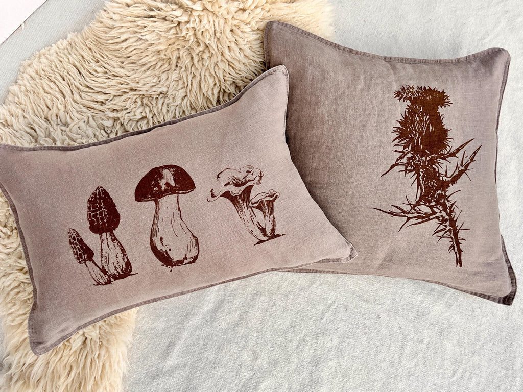 Handbedruckter Leinen-Kissenbezug in taupe mit Pilz-Motiv, Kissenhülle aus 100% Leinen, Siebdruck, besonderes Geschenk für Pilze-Sammler