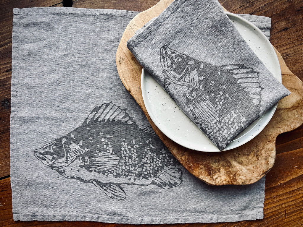 2er Set Leinen-Tischsets in grau mit Fisch-Motiv, Siebdruck Unikat, Wohn-Deko Esstisch, skandinavisch, maritime Wohndekoration
