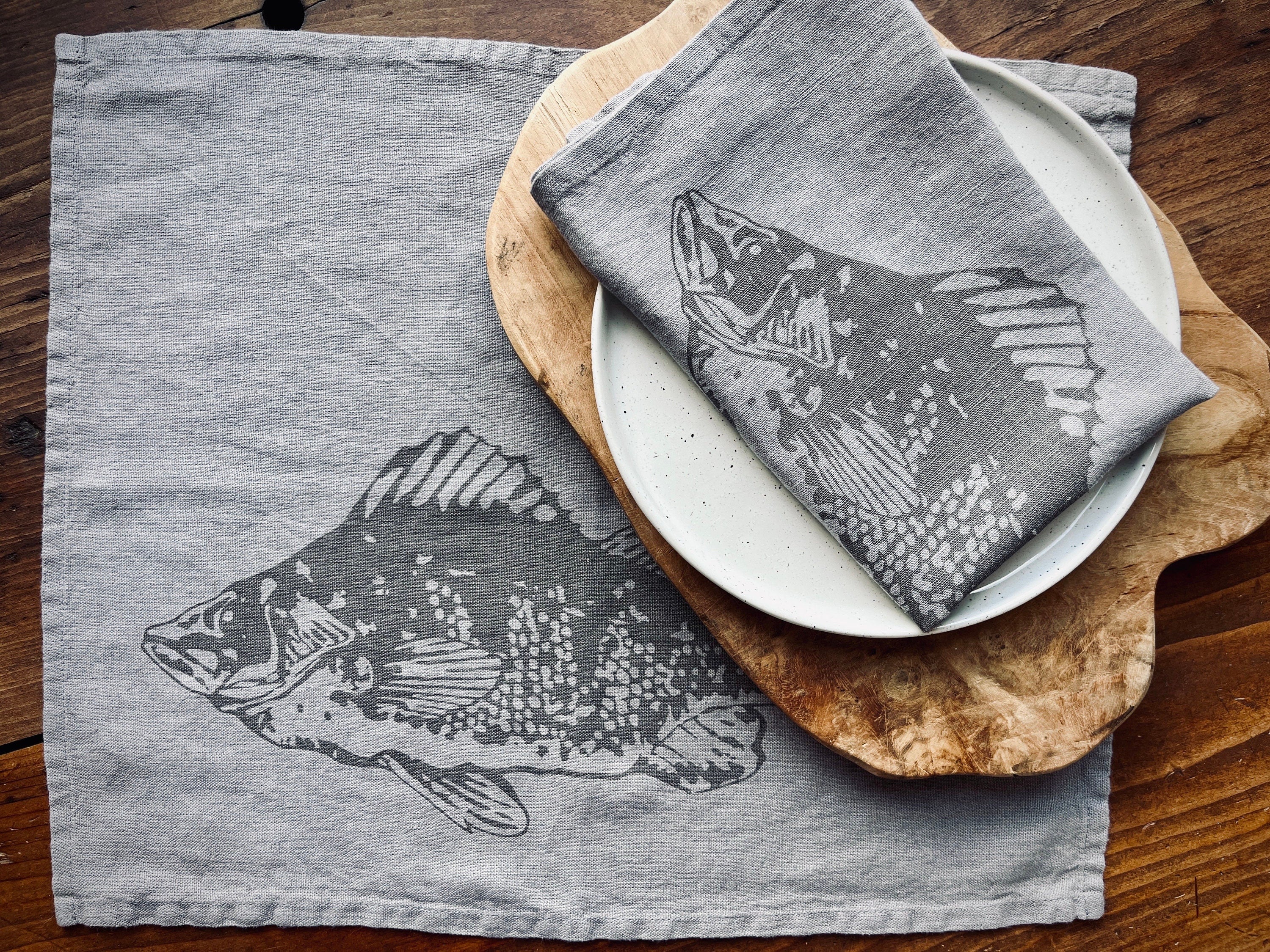 2er Set Leinen-Tischsets in grau mit Fisch-Motiv, Siebdruck Unikat, Wohn-Deko Esstisch, skandinavisch, maritime Wohndekoration