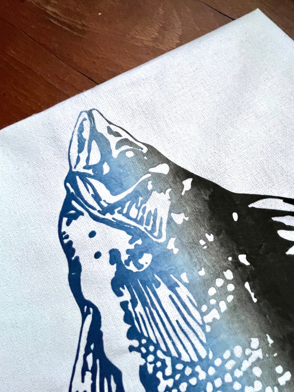 Geschirrtuch mit Fisch-Motiv, blau weiß, Halbleinen, Siebdruck, Tischläufer maritim, Küchentuch Sommer