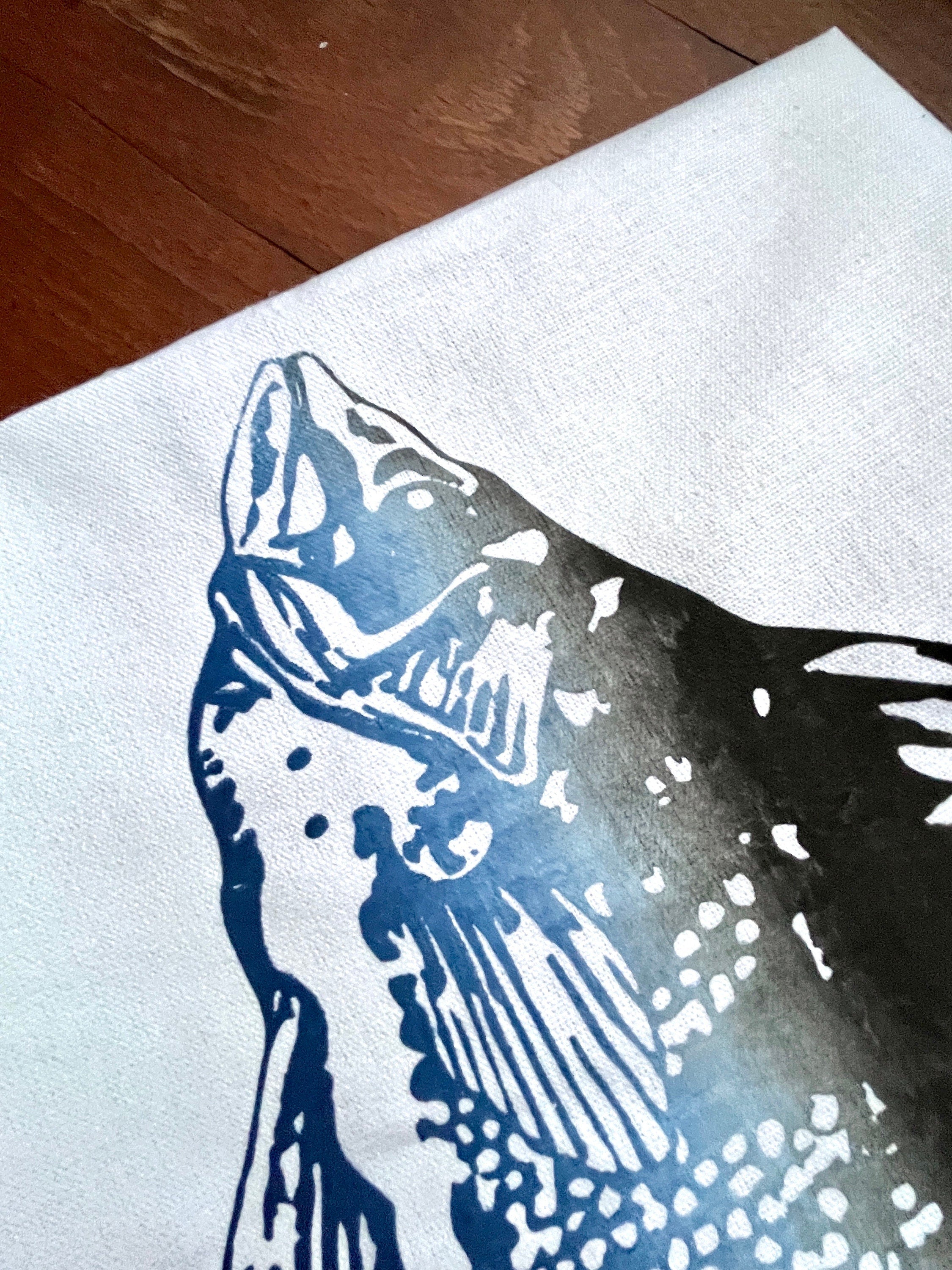 Geschirrtuch mit Fisch-Motiv, blau weiß, Halbleinen, Siebdruck, Tischläufer maritim, Küchentuch Sommer
