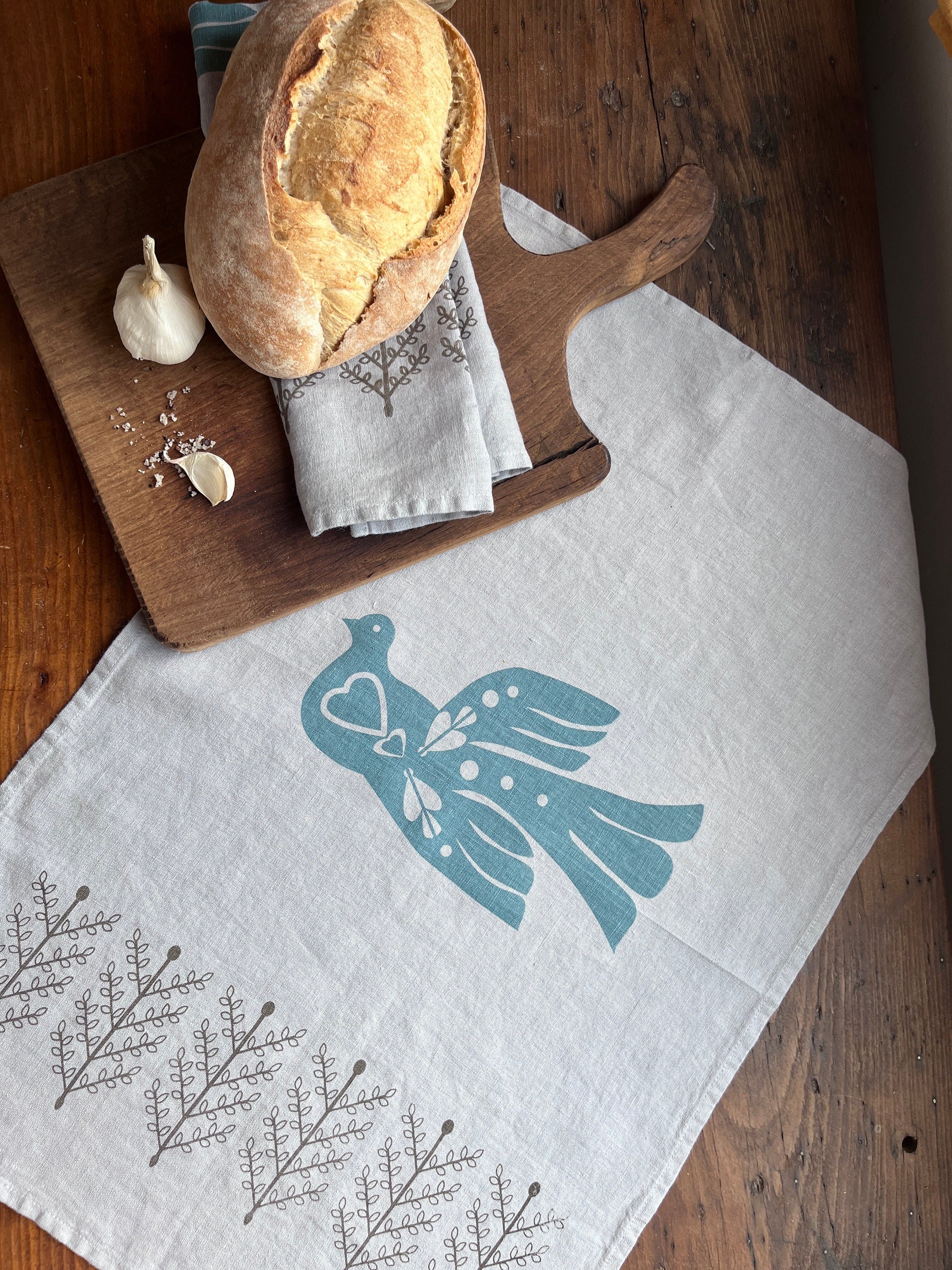 Leinen-Geschirrtuch in hellgrau mit skandinavischen Design, Siebdruck, Küchen-Handtuch / kleiner Tischläufer, Schwedische Küchendeko