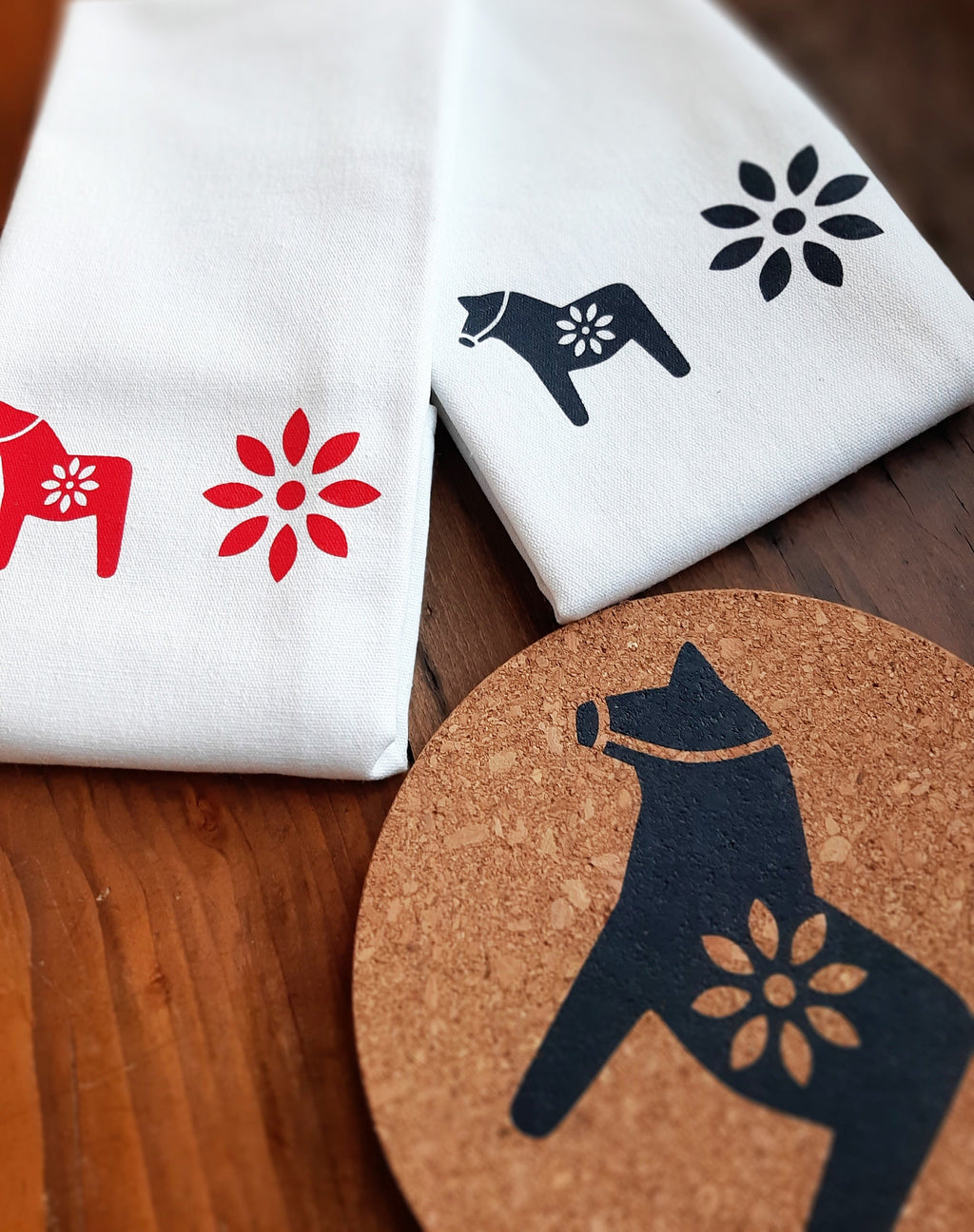 Topfuntersetzer aus Kork | Handbedruckt mit Dala-Pferd | Siebdruck | Skandinavisches Küchenaccessoires | Geschenk für Pferde-Liebhaber
