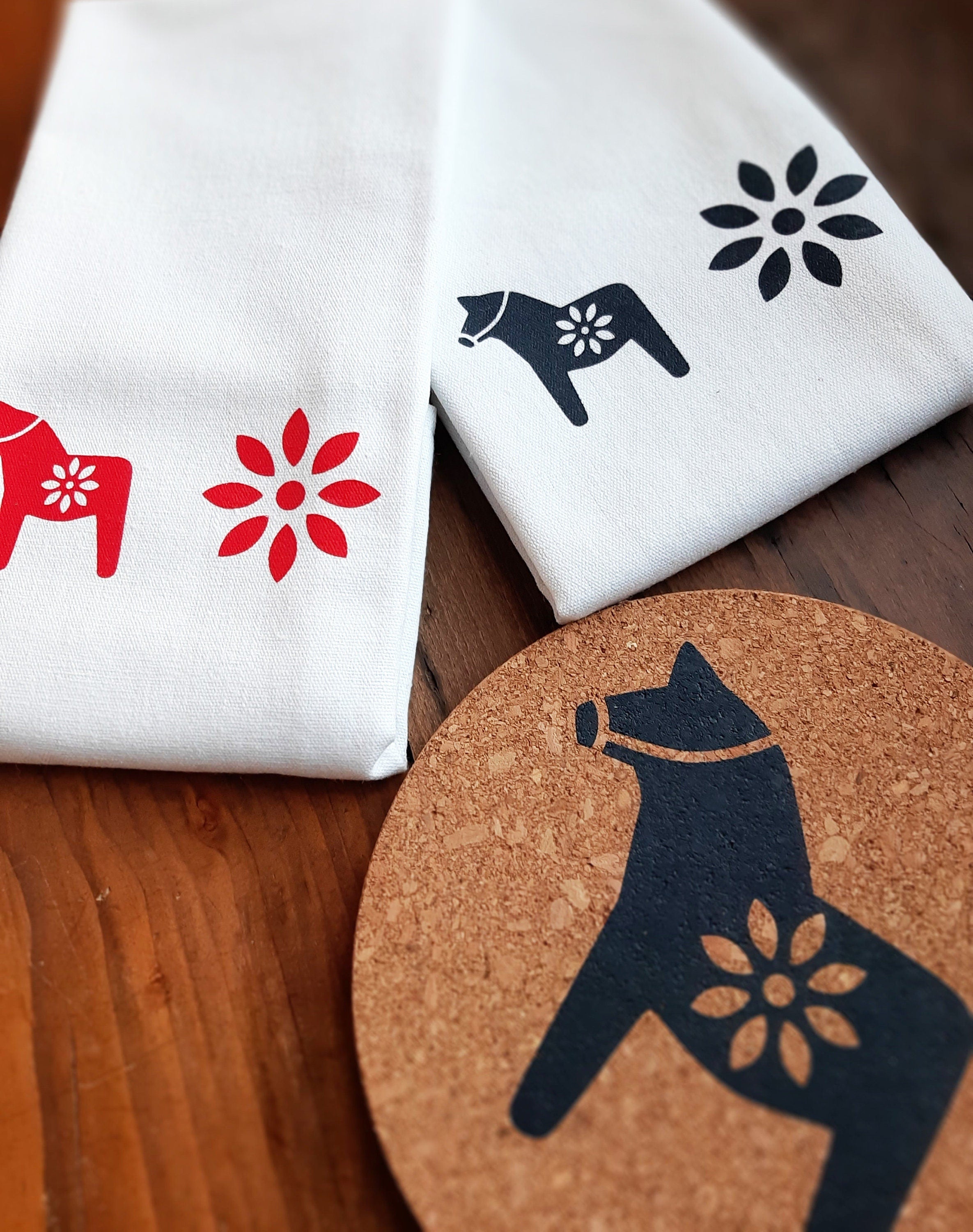 Topfuntersetzer aus Kork | Handbedruckt mit Dala-Pferd | Siebdruck | Skandinavisches Küchenaccessoires | Geschenk für Pferde-Liebhaber