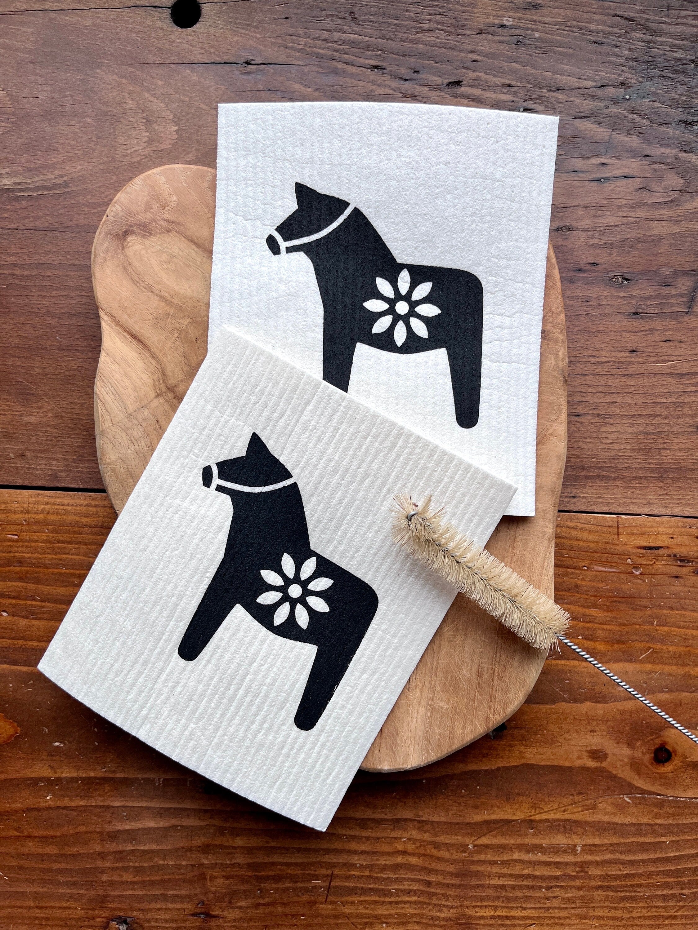 2er Set nachhaltige Schwammtücher mit schwarzem Dala-Pferd, skandinavisches Design, vegan, Spültuch waschbar, Siebdruck manuell