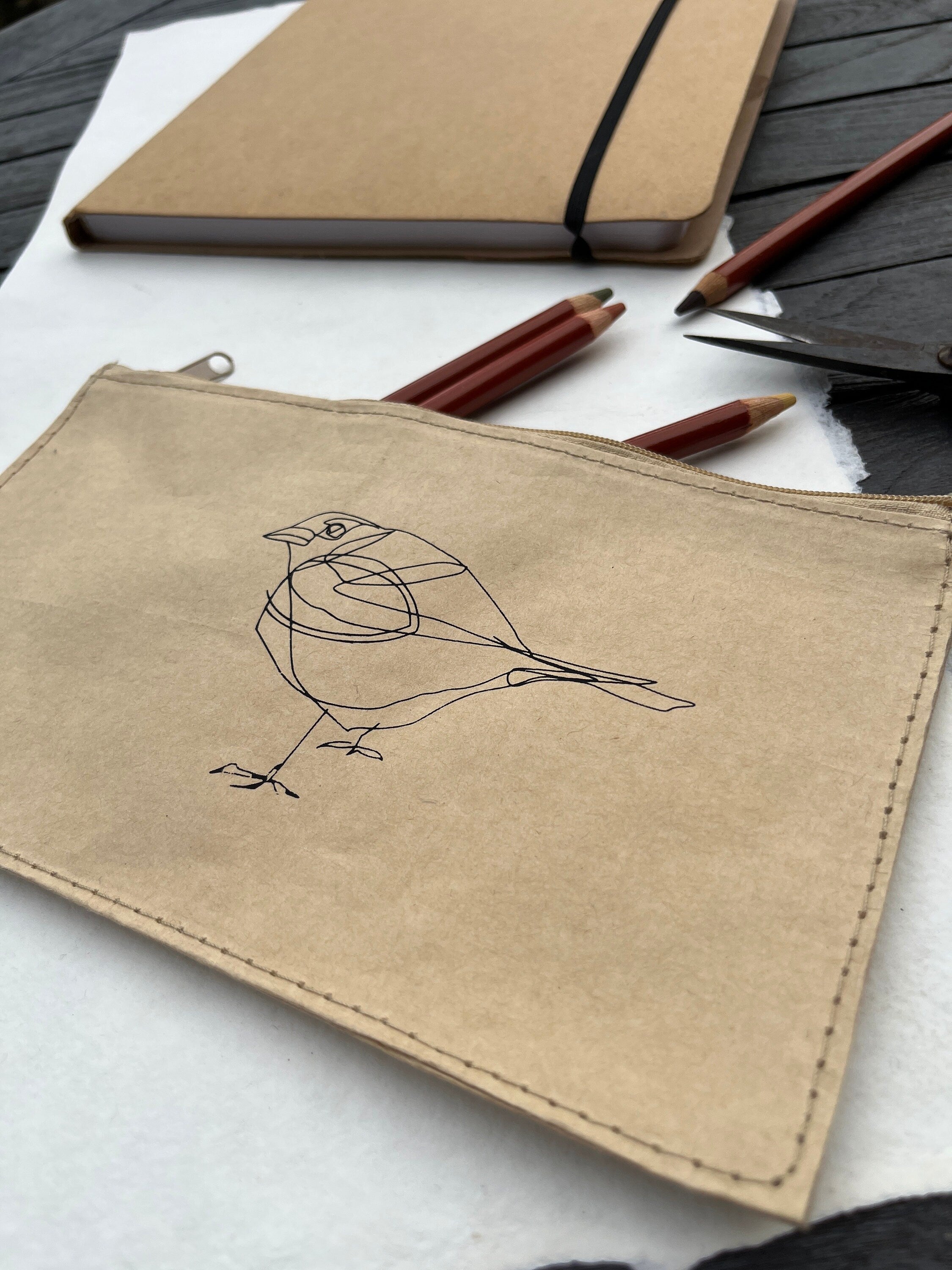 Bedrucktes nachhaltiges Stifte-Mäppchen aus Kraftpapier mit zartem, puristischen Spatz-Motiv, schwarz / natur, Stifte Etui Siebdruck