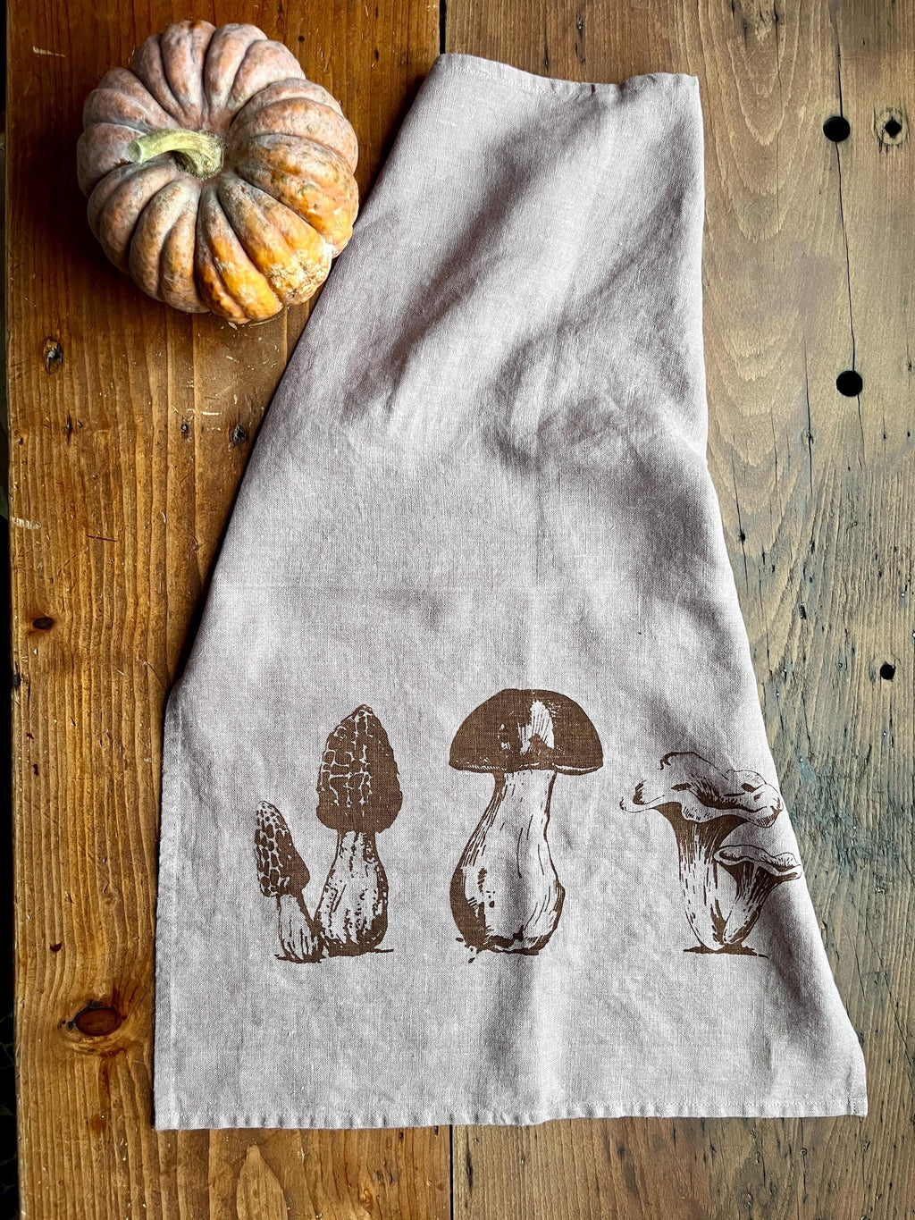 Leinen-Geschirrtuch „Pilze“ Farbe Brombeere, Siebdruck, nachhaltiges, vorgewaschenes Leinen von Hand bedruckt, Küchenhandtuch Herbst-Motiv