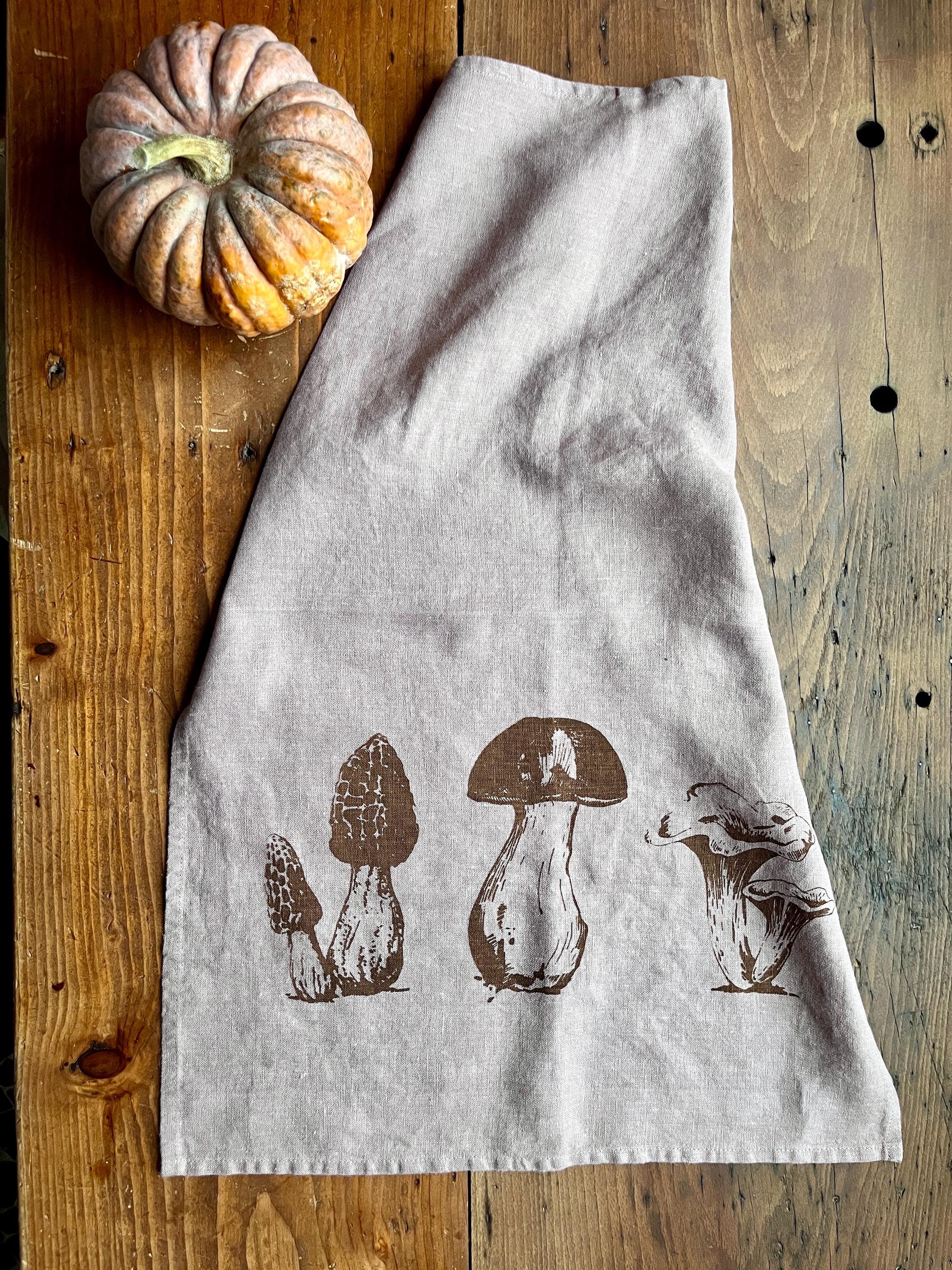 Leinen-Geschirrtuch „Pilze“ Farbe Brombeere, Siebdruck, nachhaltiges, vorgewaschenes Leinen von Hand bedruckt, Küchenhandtuch Herbst-Motiv