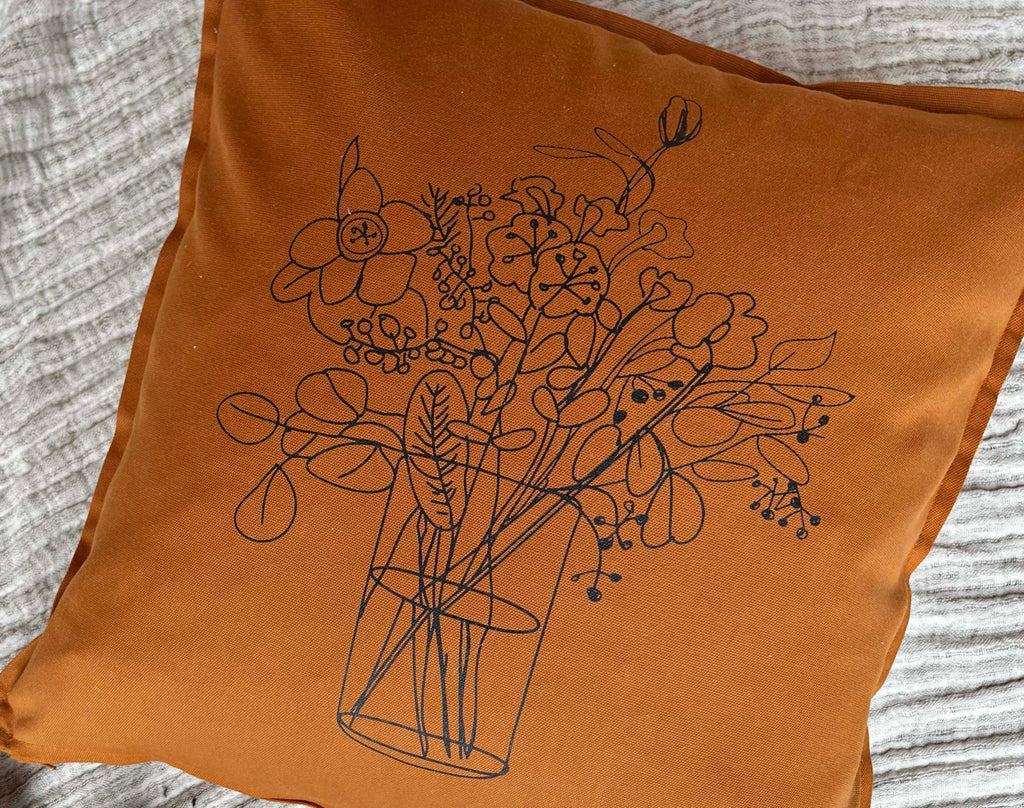 Minimalistischer Kissenbezug „Blumen-Vase“, rostbraun / schwarz, Siebdruck, Kissenhülle Baumwolle von Hand bedruckt, Kissen 50 x 50 cm