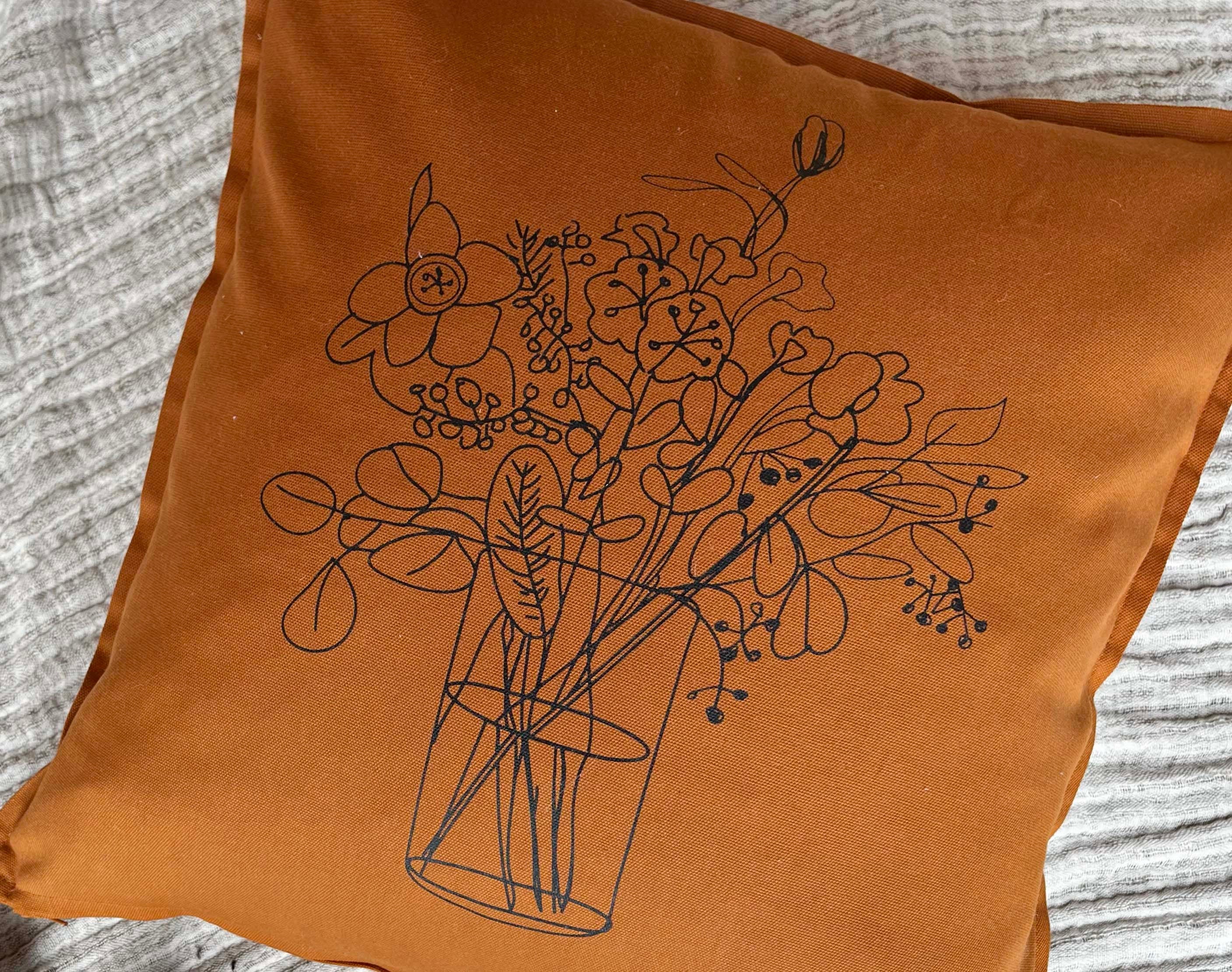 Minimalistischer Kissenbezug „Blumen-Vase“, rostbraun / schwarz, Siebdruck, Kissenhülle Baumwolle von Hand bedruckt, Kissen 50 x 50 cm