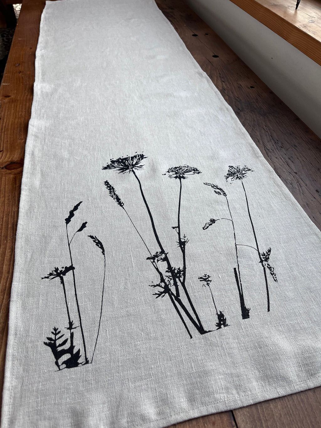 Handbedruckter Leinen Tischläufer mit botanischem Motiv - Handgemachte Frühlingsdeko für den Esstisch / Hochzeit - Boho & Skandi Stil