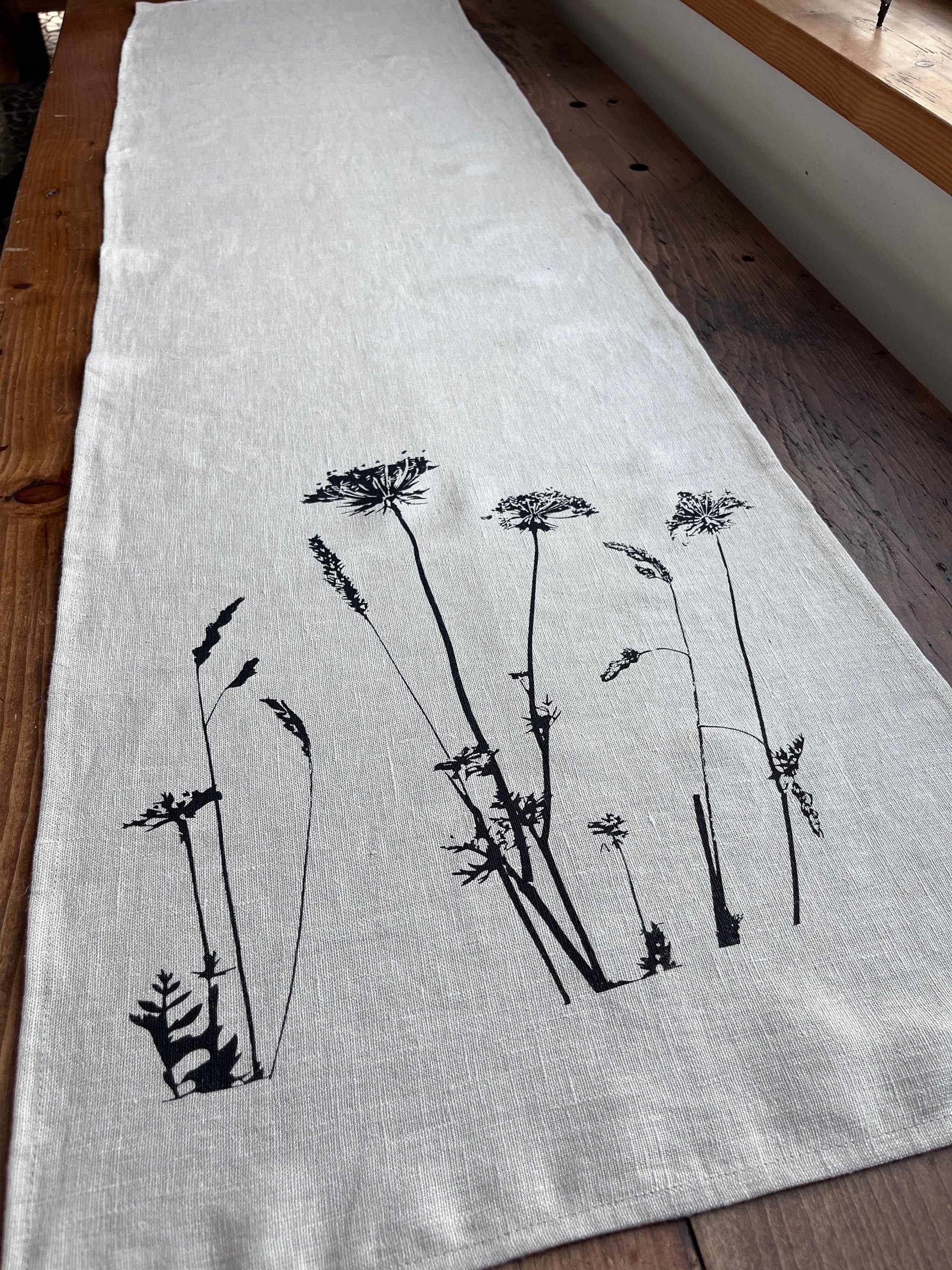 Handbedruckter Leinen Tischläufer mit botanischem Motiv - Handgemachte Frühlingsdeko für den Esstisch / Hochzeit - Boho & Skandi Stil