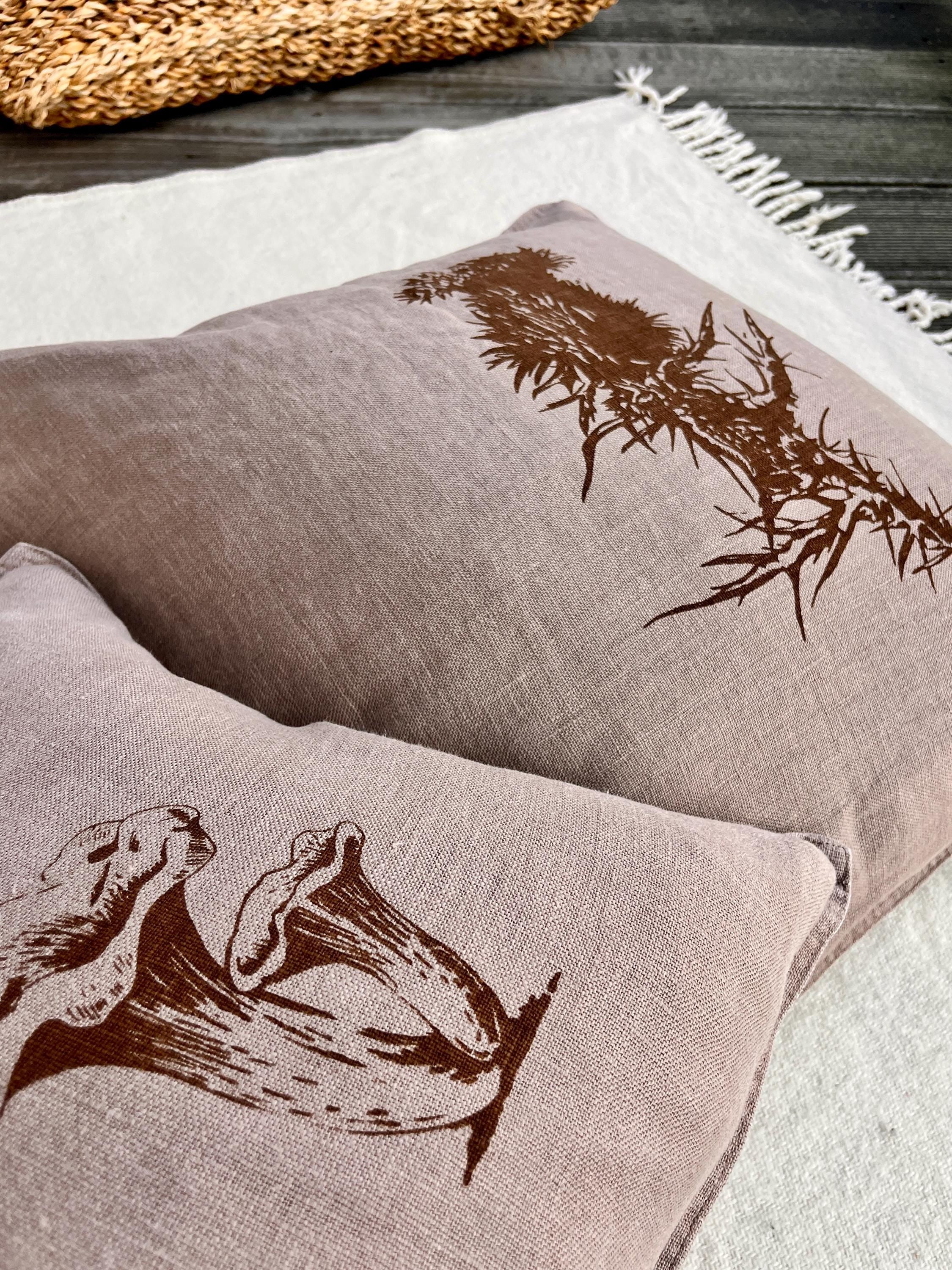 Handbedruckter Leinen-Kissenbezug in taupe mit Pilz-Motiv, Kissenhülle aus 100% Leinen, Siebdruck, besonderes Geschenk für Pilze-Sammler