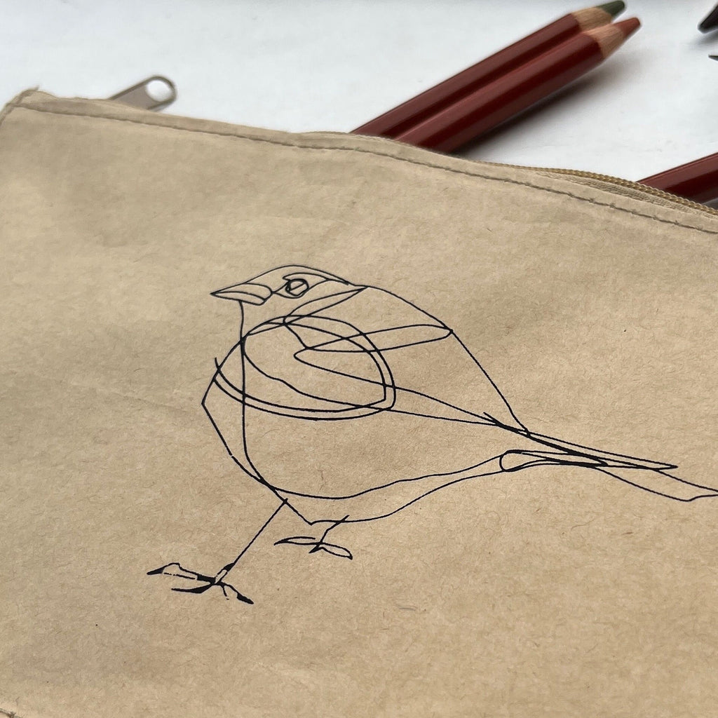 Bedrucktes nachhaltiges Stifte-Mäppchen aus Kraftpapier mit zartem, puristischen Spatz-Motiv, schwarz / natur, Stifte Etui Siebdruck