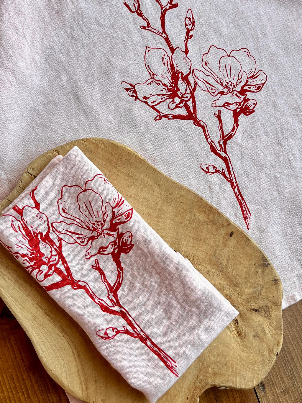 Frühlingshaftes Leinen-Geschirrtuch mit Kirschblüten – handbedruckt | Rosé & Kirschrot, Siebdruck Handarbeit | nachhaltige Küchentextilien