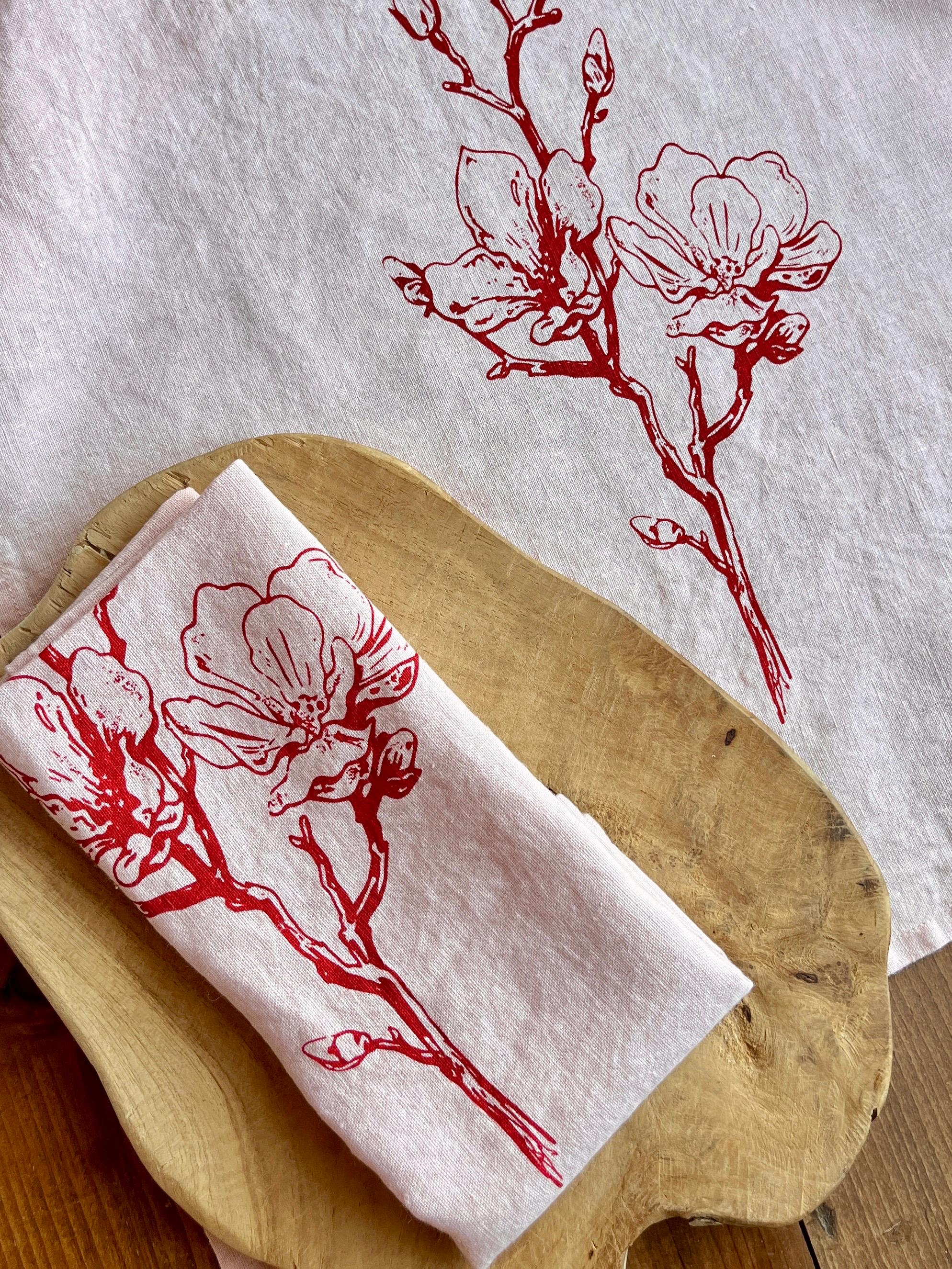 Frühlingshaftes Leinen-Geschirrtuch mit Kirschblüten – handbedruckt | Rosé & Kirschrot, Siebdruck Handarbeit | nachhaltige Küchentextilien