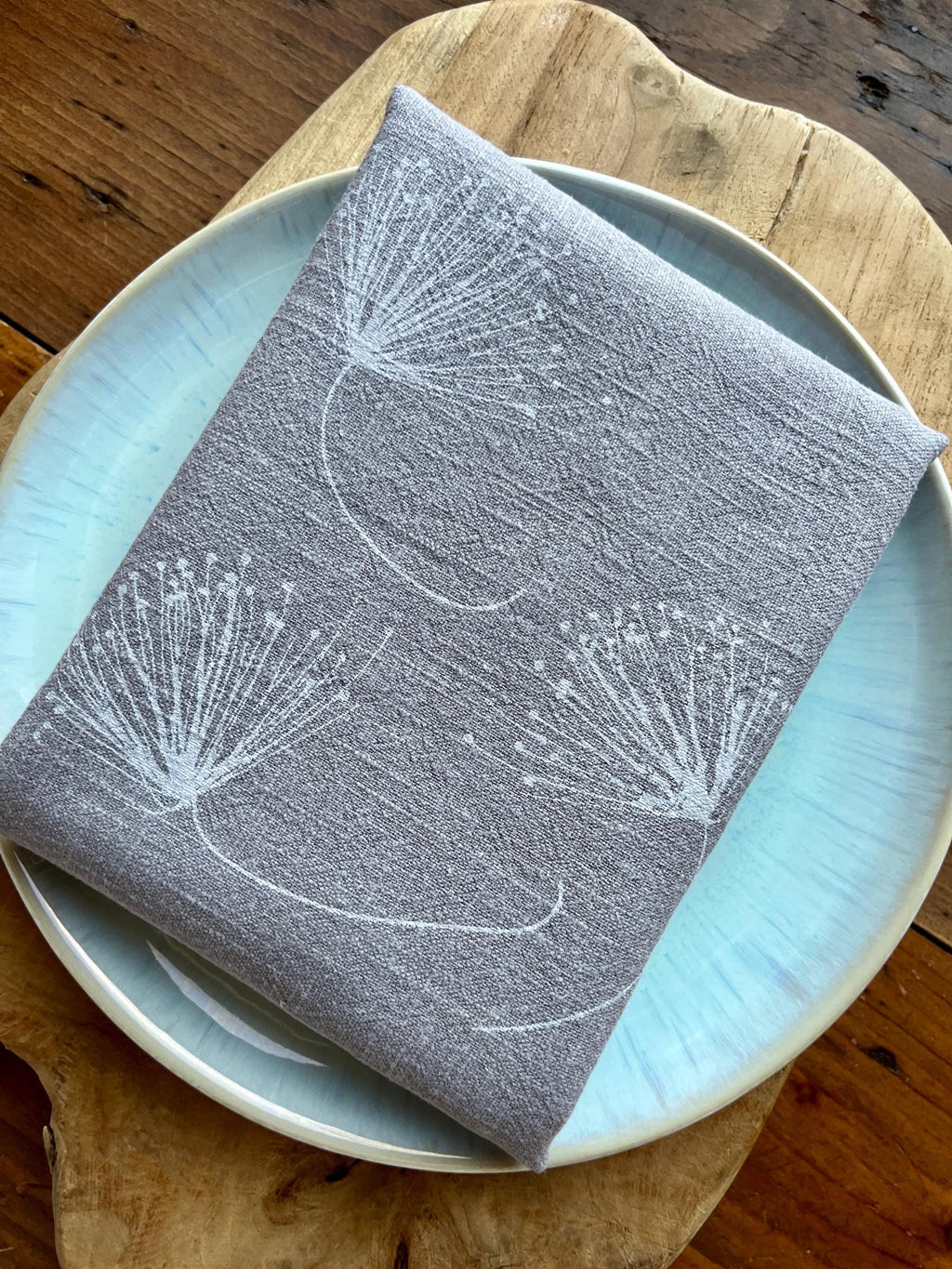 Handbedrucktes Leinen-Geschirrtuch mit zarten stilisierten Blüten, Siebdruck Handarbeit, Frühlingsdeko für die Küche