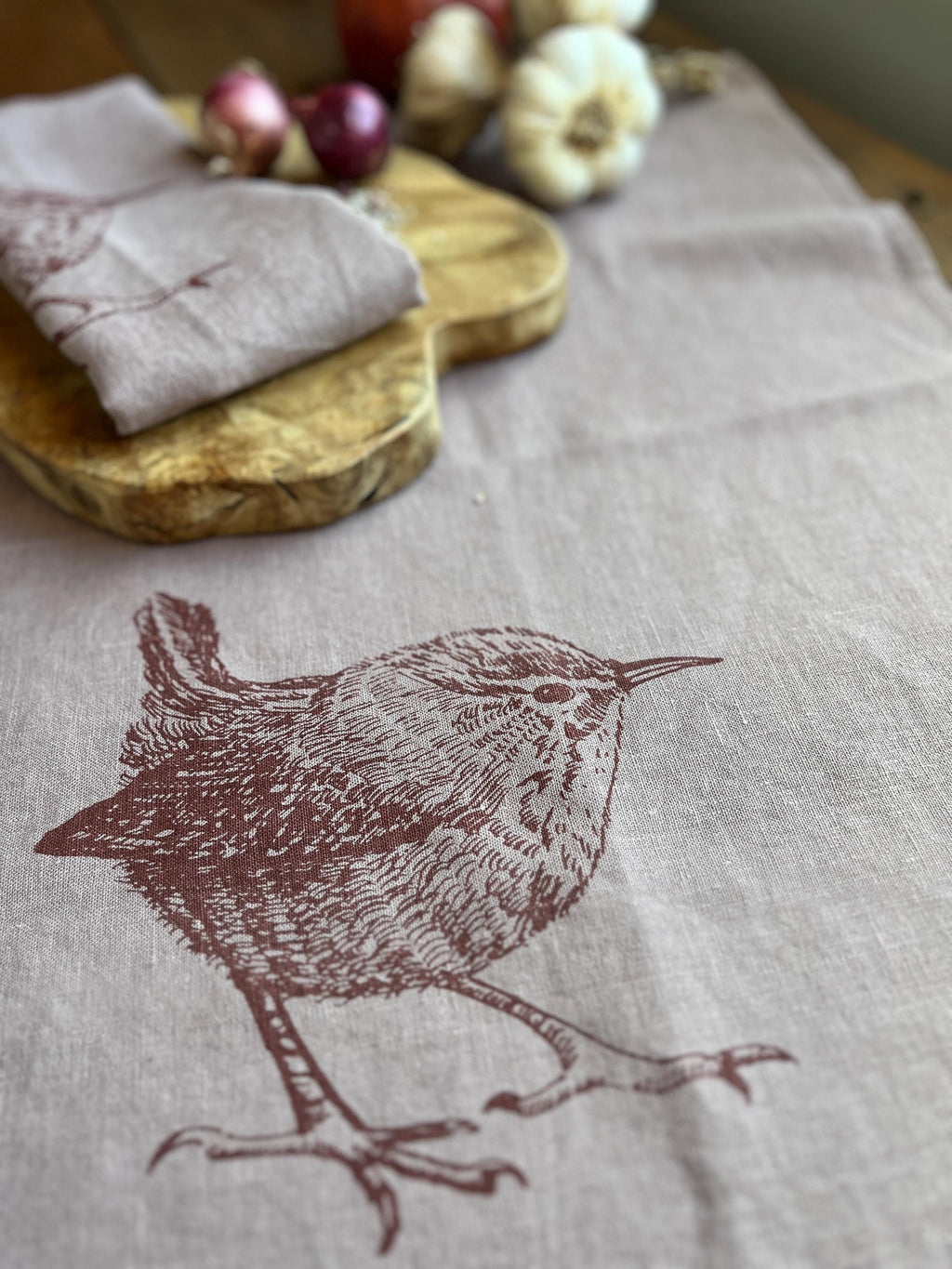 Leinen-Geschirrtuch mit Zaunkönig in taupe / Brombeere, Siebdruck, nachhaltiges, vorgewaschenes Leinen handbedruckt, kleiner Tischläufer