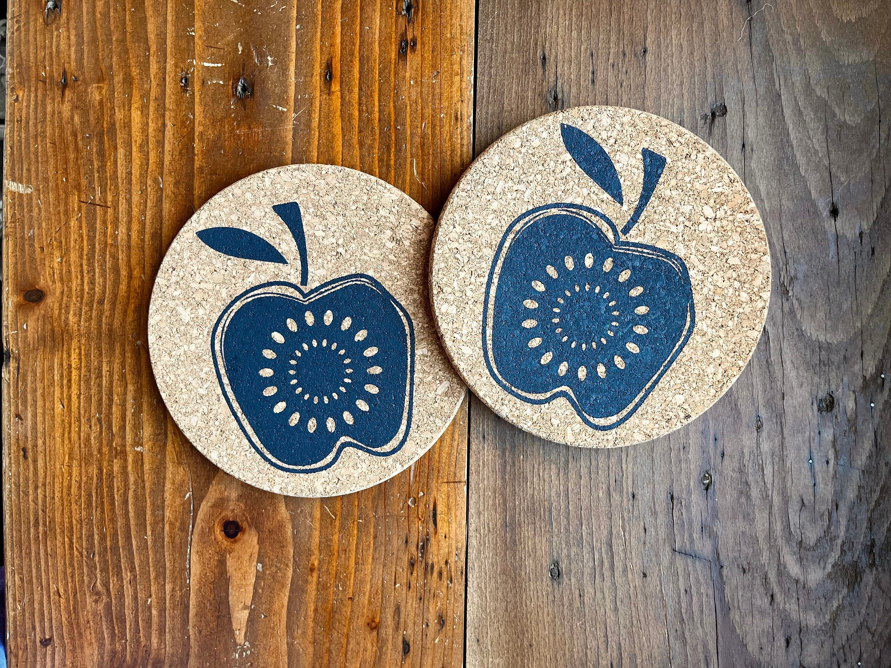 Topf-Untersetzer aus Kork mit Apfel, Siebdruck manuell, skandinavische Tisch-Deko, Geschenk für Schweden-Fan, 70iger Jahre Design