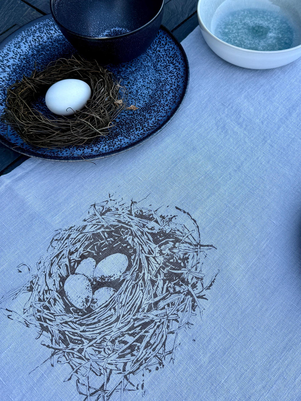 Leinen-Tischläufer grau mit Vogelnest handbedruckt, Siebdruck, nachhaltige Osterdeko für skandinavische Wohnstil-Liebhaber & Minimalisten