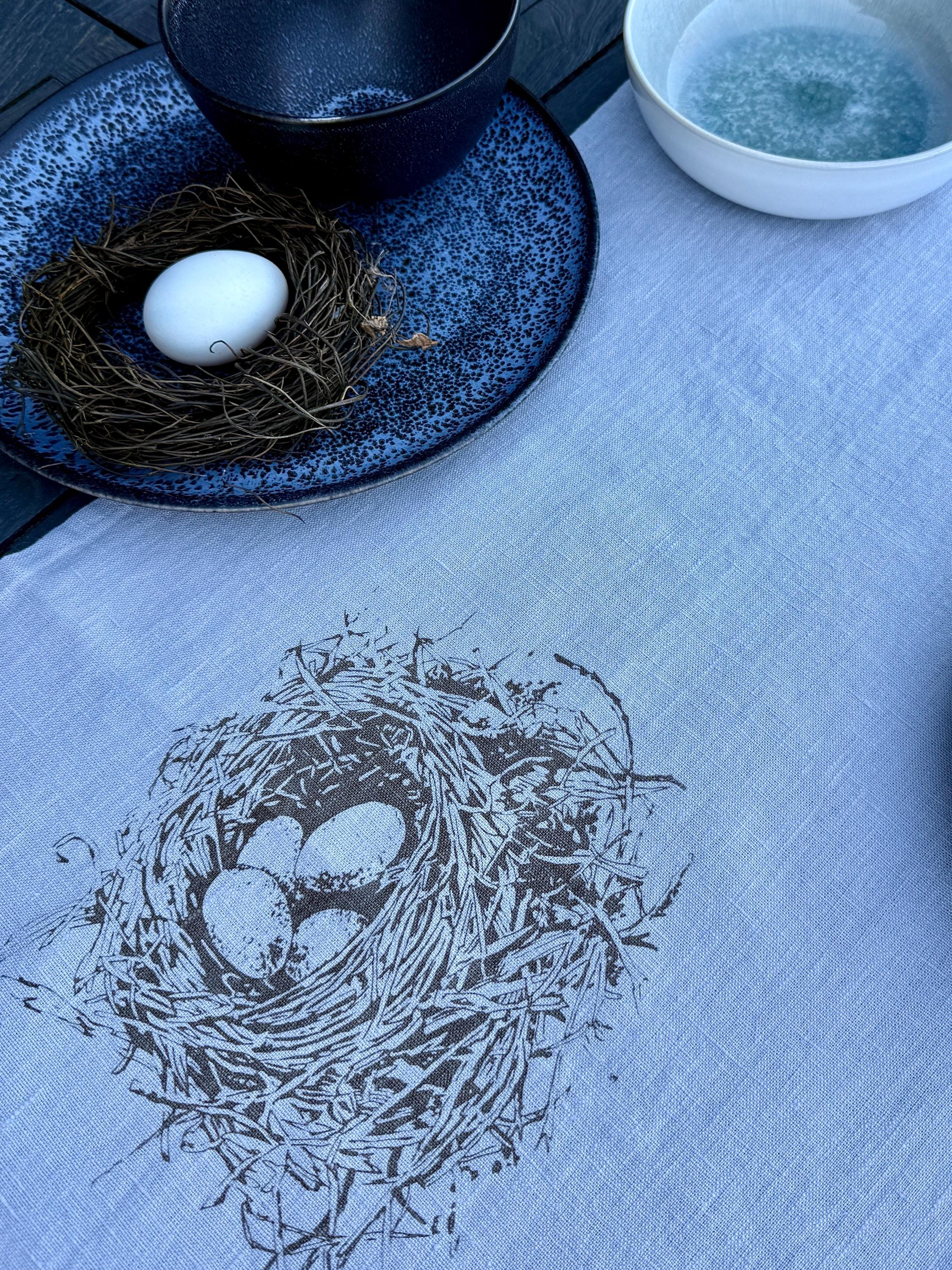 Leinen-Tischläufer grau mit Vogelnest handbedruckt, Siebdruck, nachhaltige Osterdeko für skandinavische Wohnstil-Liebhaber & Minimalisten