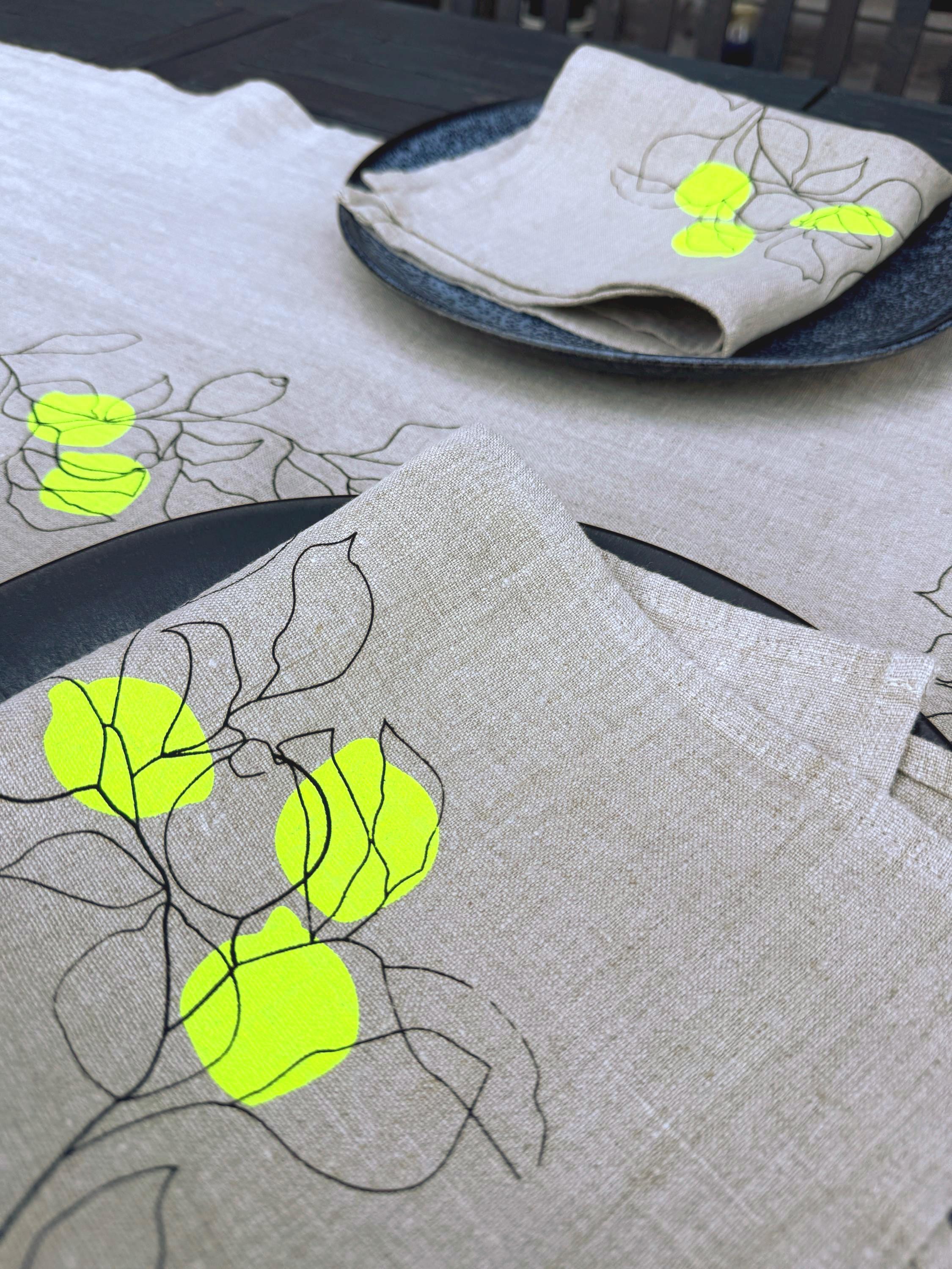 Handbedruckter Leinen-Tischläufer Natur | Zitronen-Motiv in Schwarz & Neongelb | Sommerdeko | Siebdruck | Mediterraner Stil